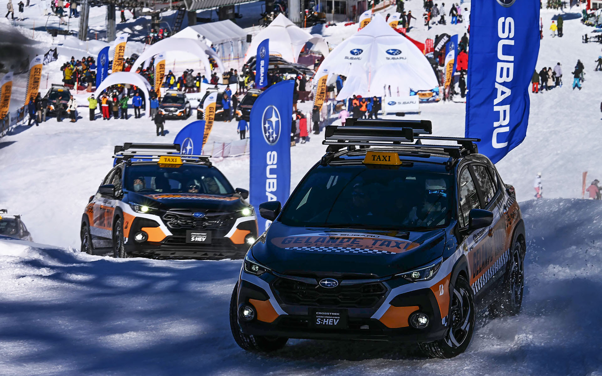 ゲレンデタクシーは常に3台～4台がフル稼働していた。ドライバーはラリードライバーの新井敏弘選手や鎌田卓麻選手、特別ゲストとしてSUPER GTドライバーの井口卓人選手と山内英輝選手が務めることも。ドライバーが誰になるかは乗るまでのお楽しみ