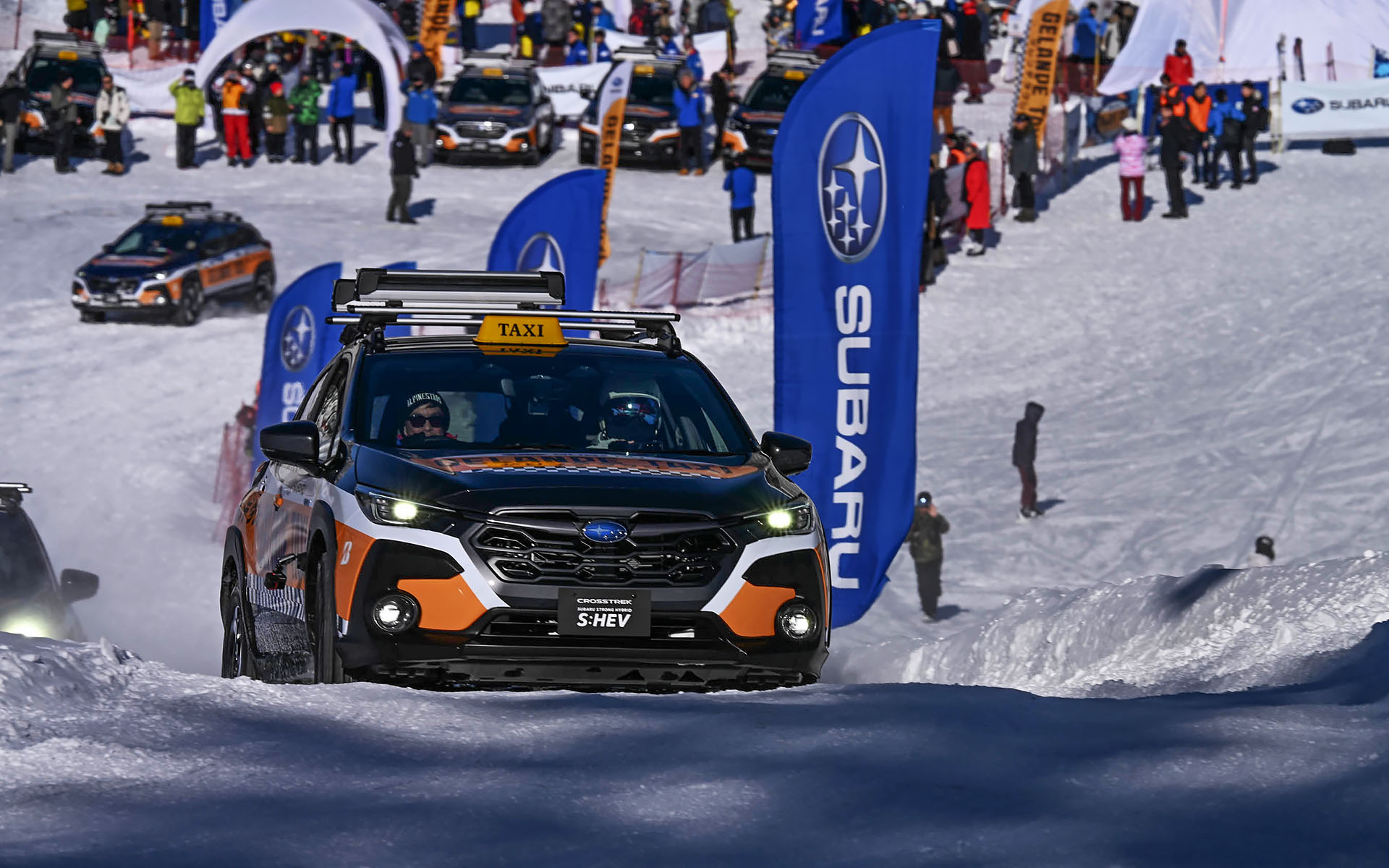 ゲレンデタクシーは常に3台～4台がフル稼働していた。ドライバーはラリードライバーの新井敏弘選手や鎌田卓麻選手、特別ゲストとしてSUPER GTドライバーの井口卓人選手と山内英輝選手が務めることも。ドライバーが誰になるかは乗るまでのお楽しみ