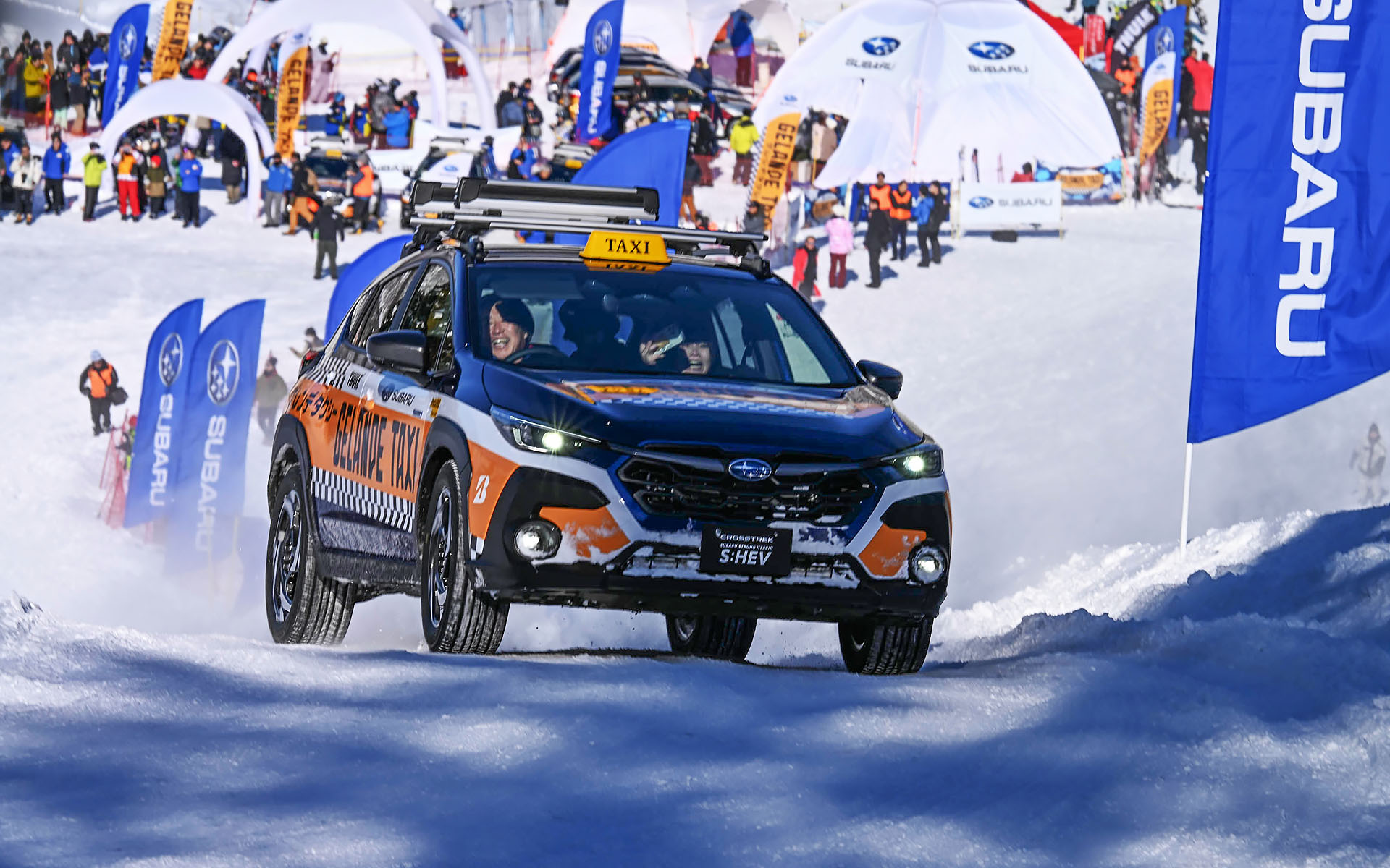 ゲレンデタクシーに乗車した人はみんな笑顔。叫び声や歓声がゲレンデに響いていた