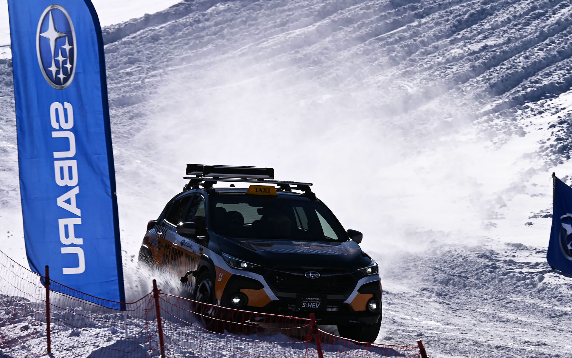 記者もクロストレック S：HEVのゲレンデタクシーに乗車。ストロングハイブリッドの力強いモーター加速でゲレンデをあっという間に駆け上がり、下りは左右に振りながら（ドライバーによって振られながら？）も四輪がしっかりと路面をつかむ安定感があった。スバル車の持つ安全・安心な性能が引き出されていて、いつまでも、何度も乗りたい！　という魅力がある