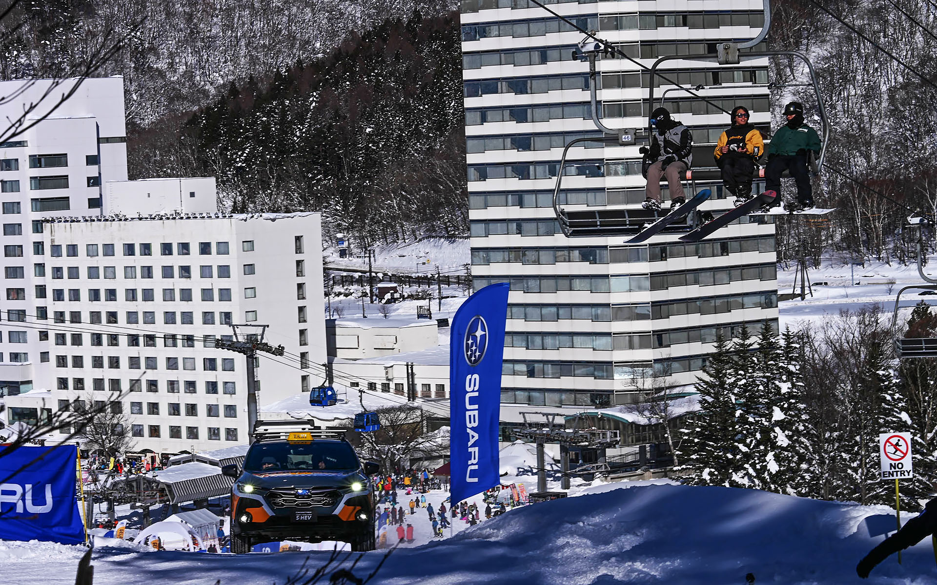 リフトに乗る人も興味津々