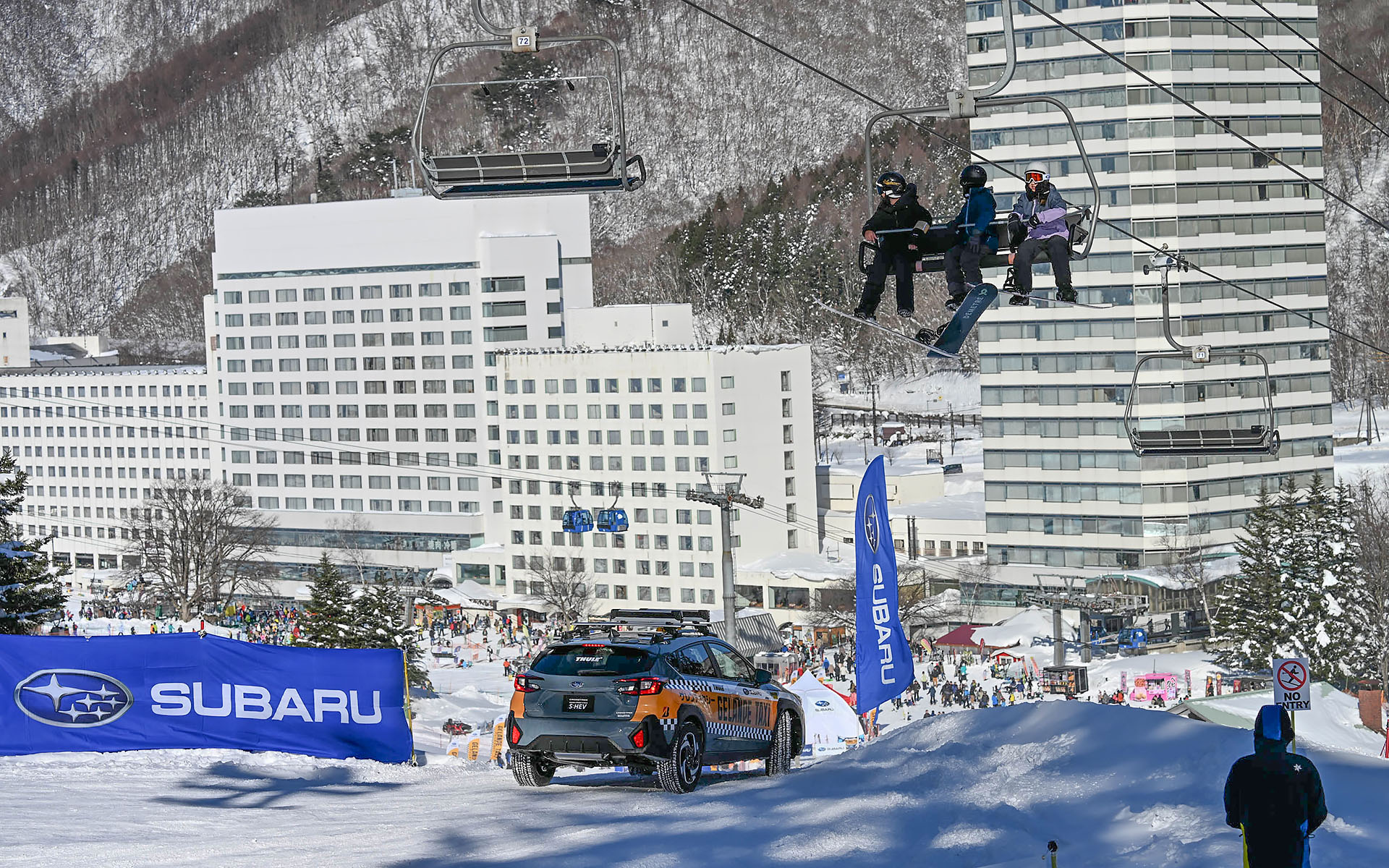 リフトに乗る人も興味津々