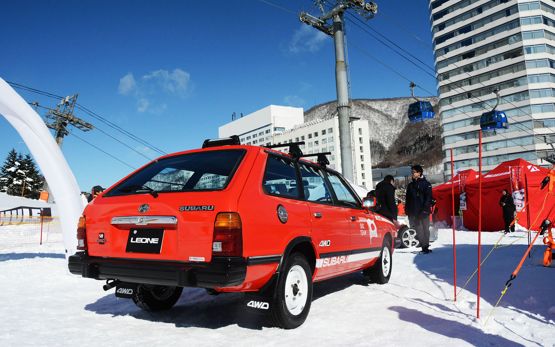 全日本スキー連盟のサポートカーとして活躍したレオーネ バン。特別なラッピングが施されている