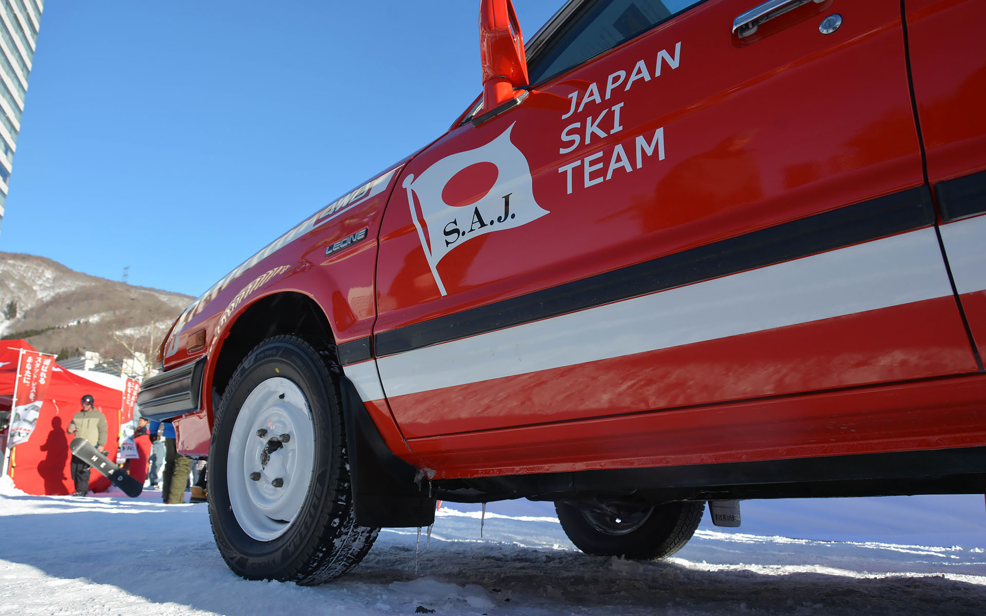 全日本スキー連盟のサポートカーとして活躍したレオーネ バン。特別なラッピングが施されている