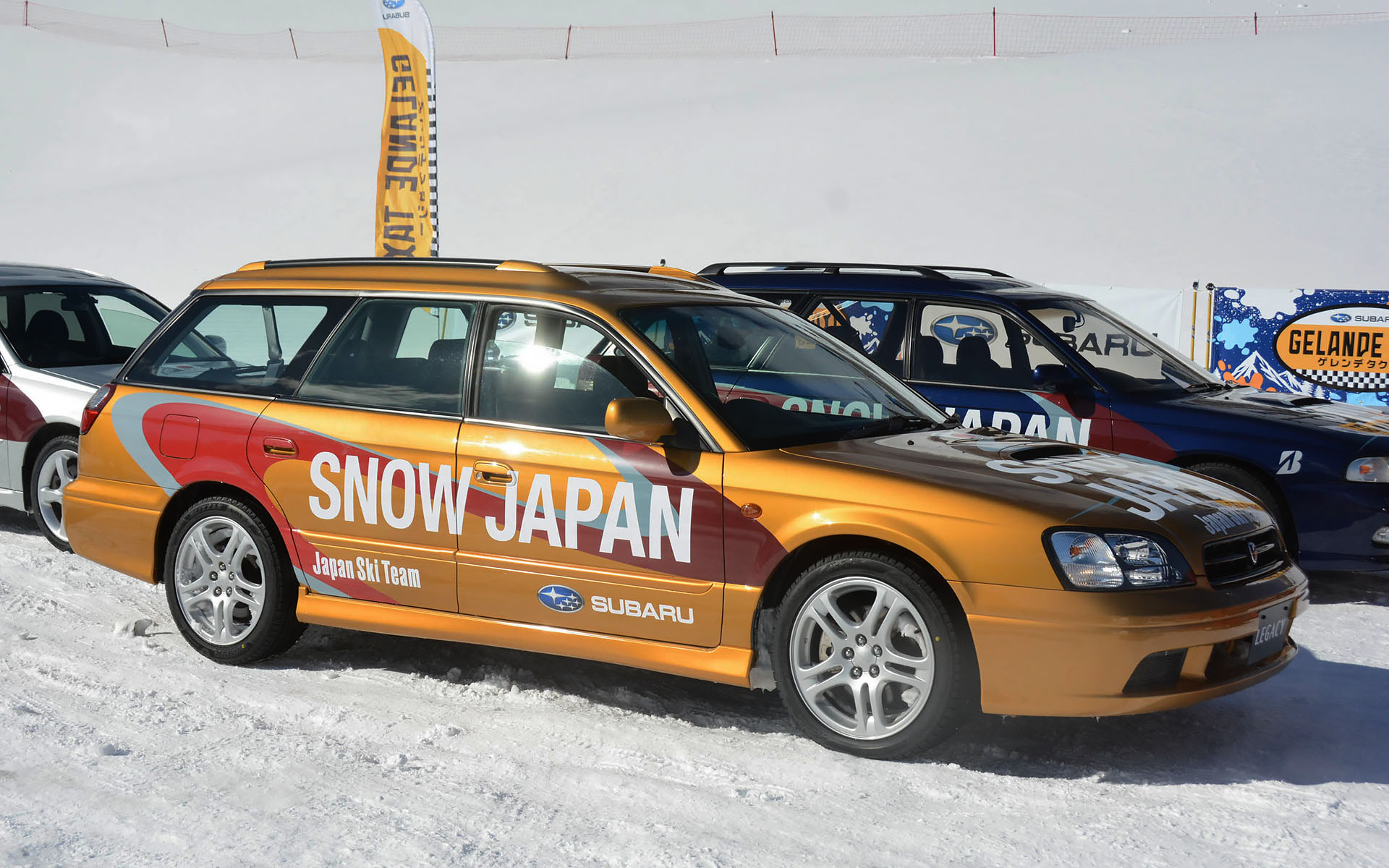 レガシィにもラッピングが施されている