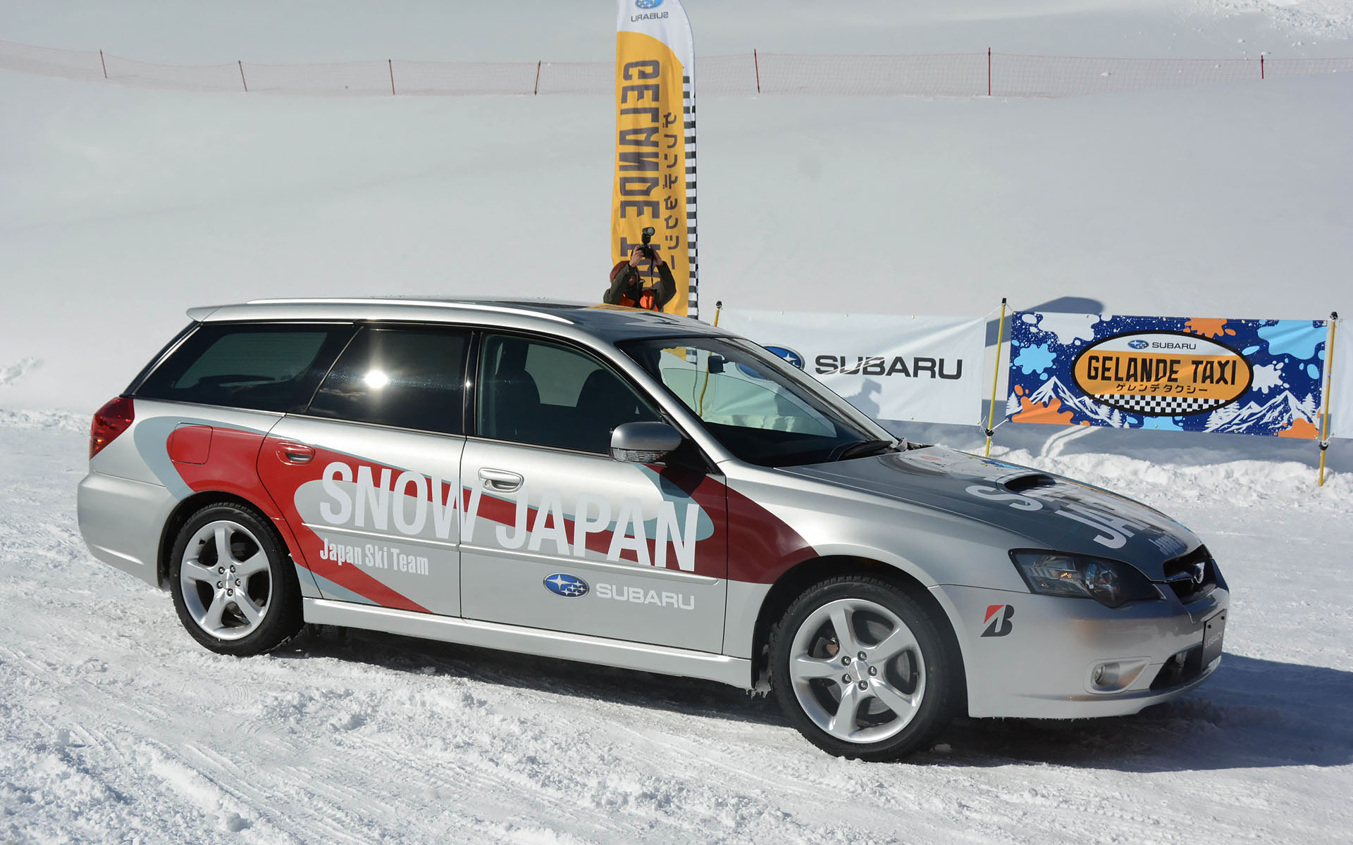 レガシィにもラッピングが施されている