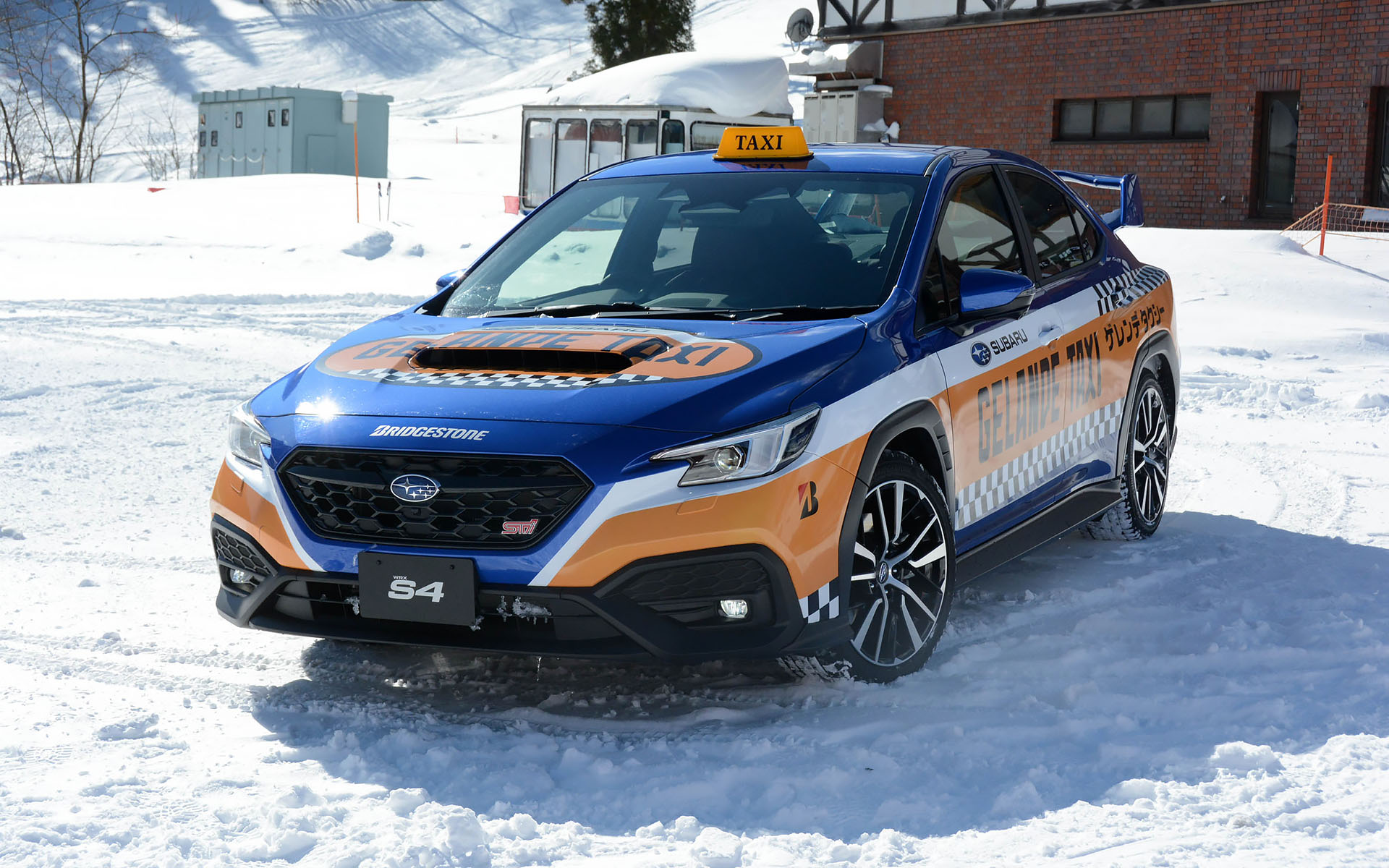 雪上ドリフトショーで新井選手が運転する「S4」。ノーマルのまま、スタッドレスタイヤを装着している