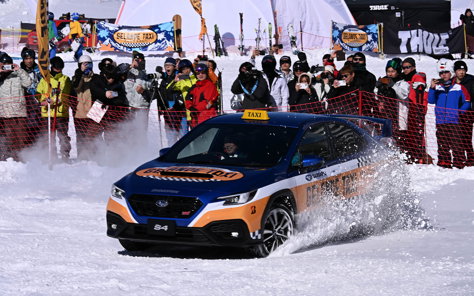 満面の笑みで楽しそうに雪上でドリフトする新井選手