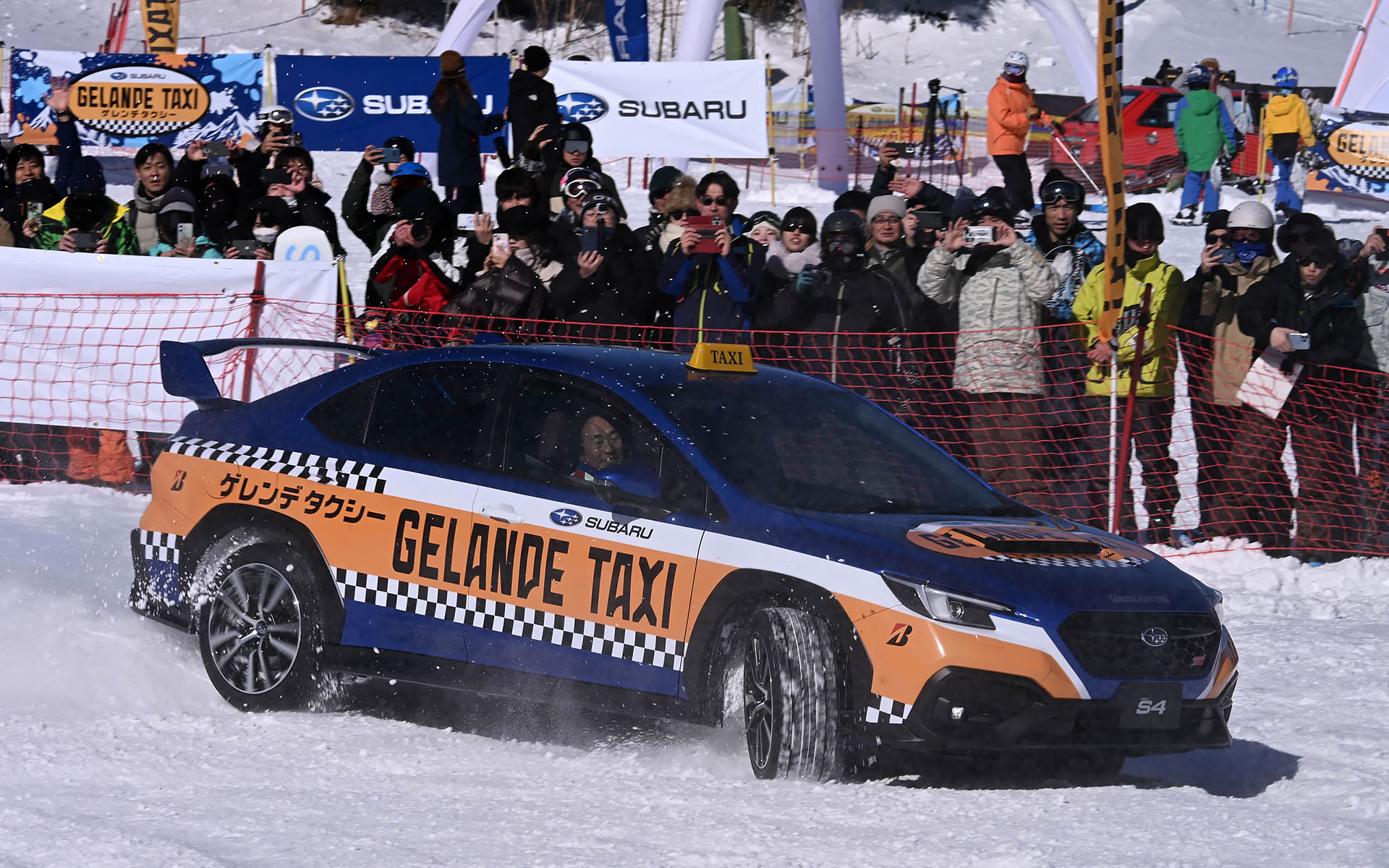 満面の笑みで楽しそうに雪上でドリフトする新井選手