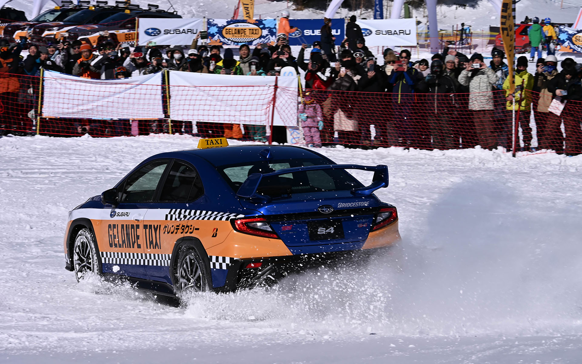 満面の笑みで楽しそうに雪上でドリフトする新井選手