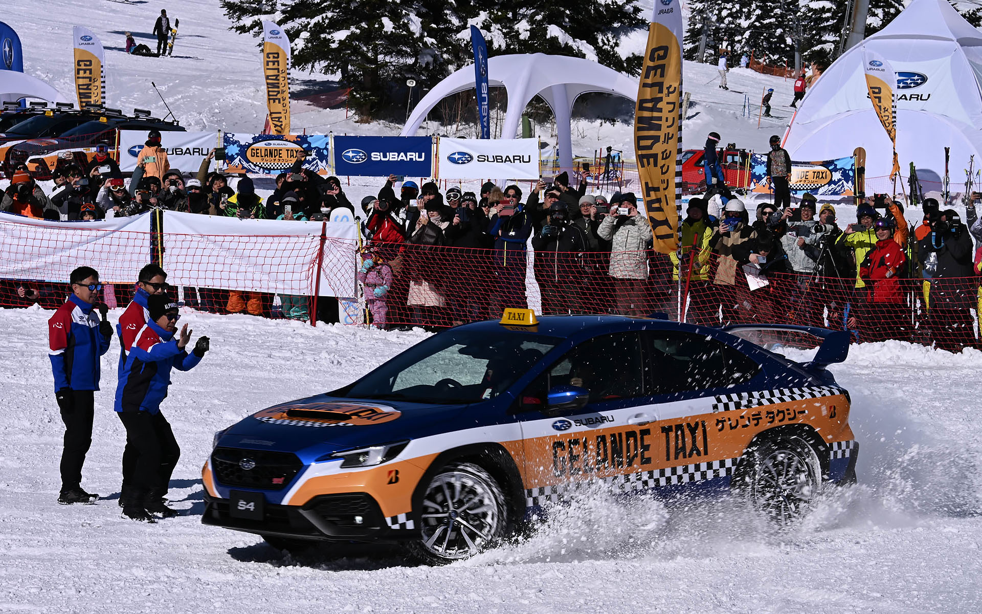 途中、井口選手と山内選手、鎌田選手が“人間パイロン”となり、その周囲を新井選手のS4がドリフトするというパフォーマンスを行なう一幕も
