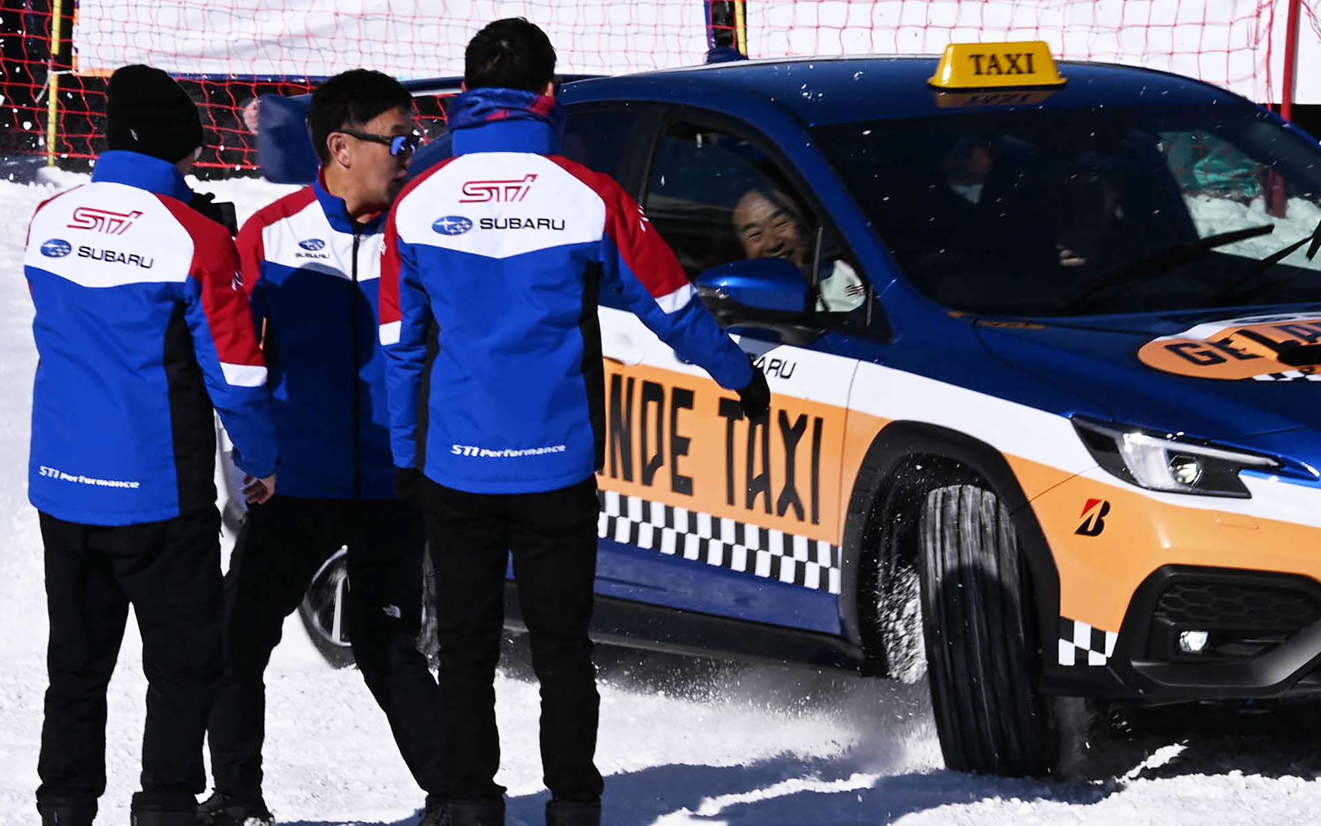 ビビる“人間パイロン”と、やはり満面の笑みでドリフトをする新井選手