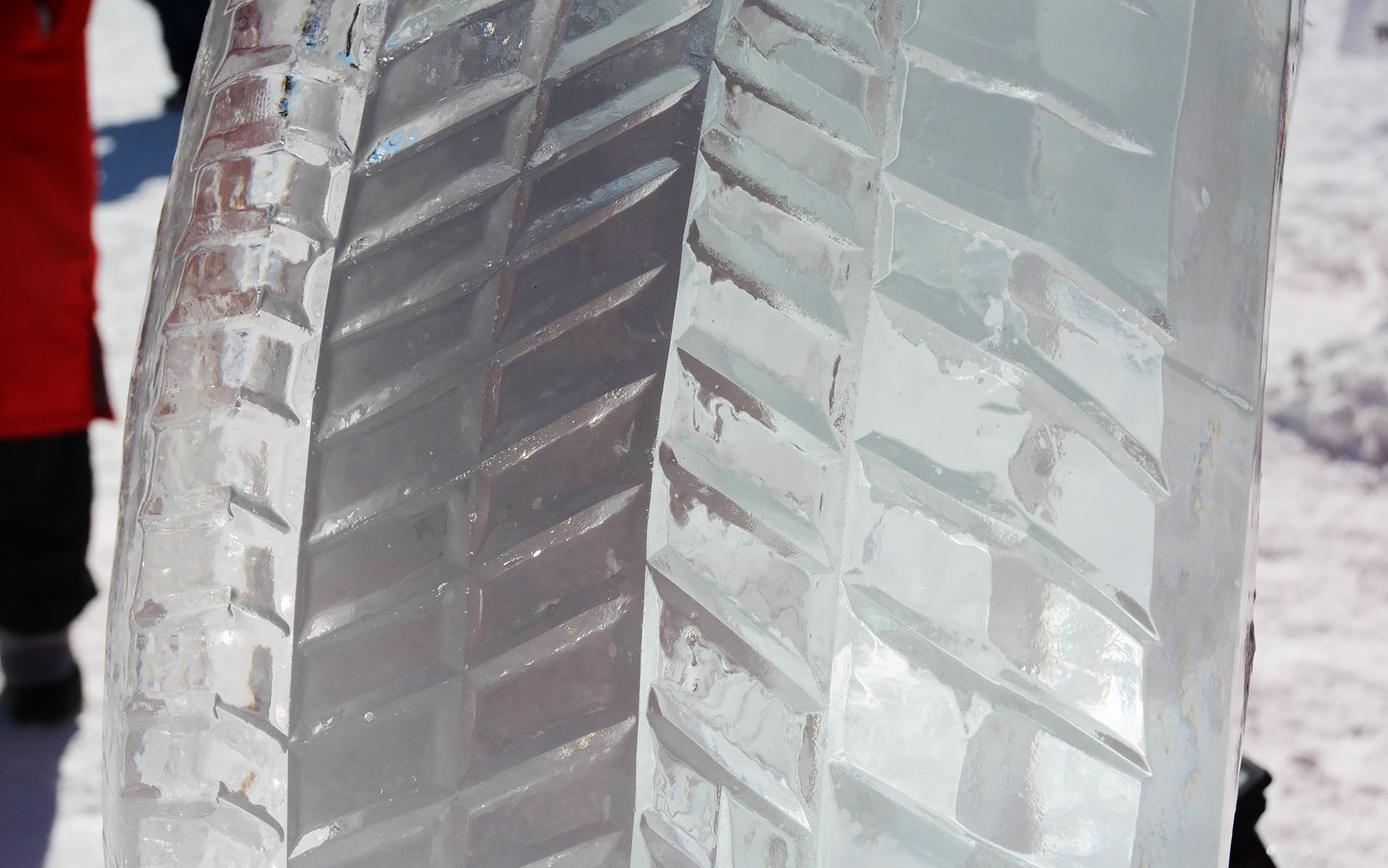 氷でできたブリザック VRX3。掘られたパターンもVRX3と同じとのこと