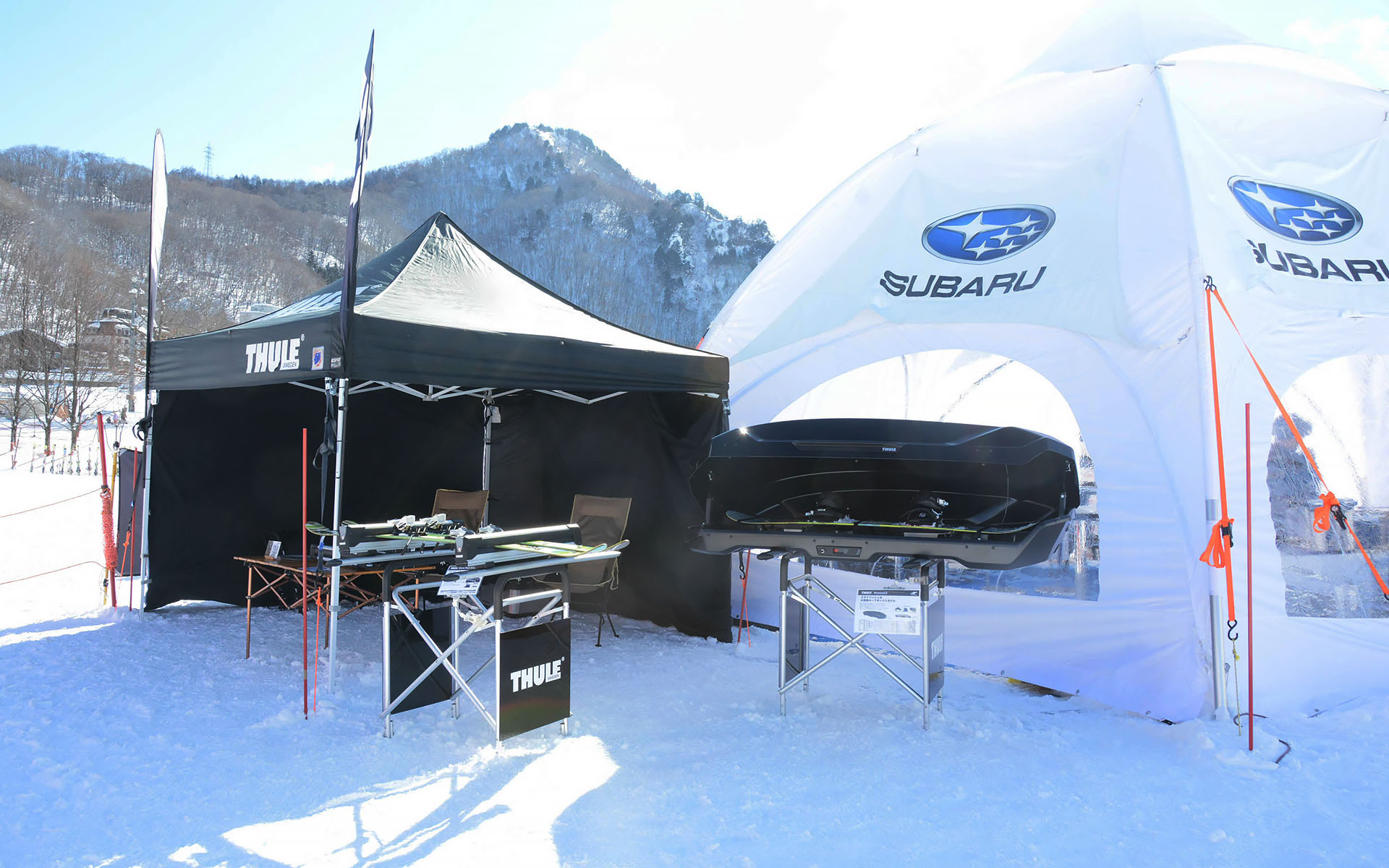 スーリーの特設ブース。ゲレンデタクシーに装着しているキャリアやルーフボックスを展示して紹介していた