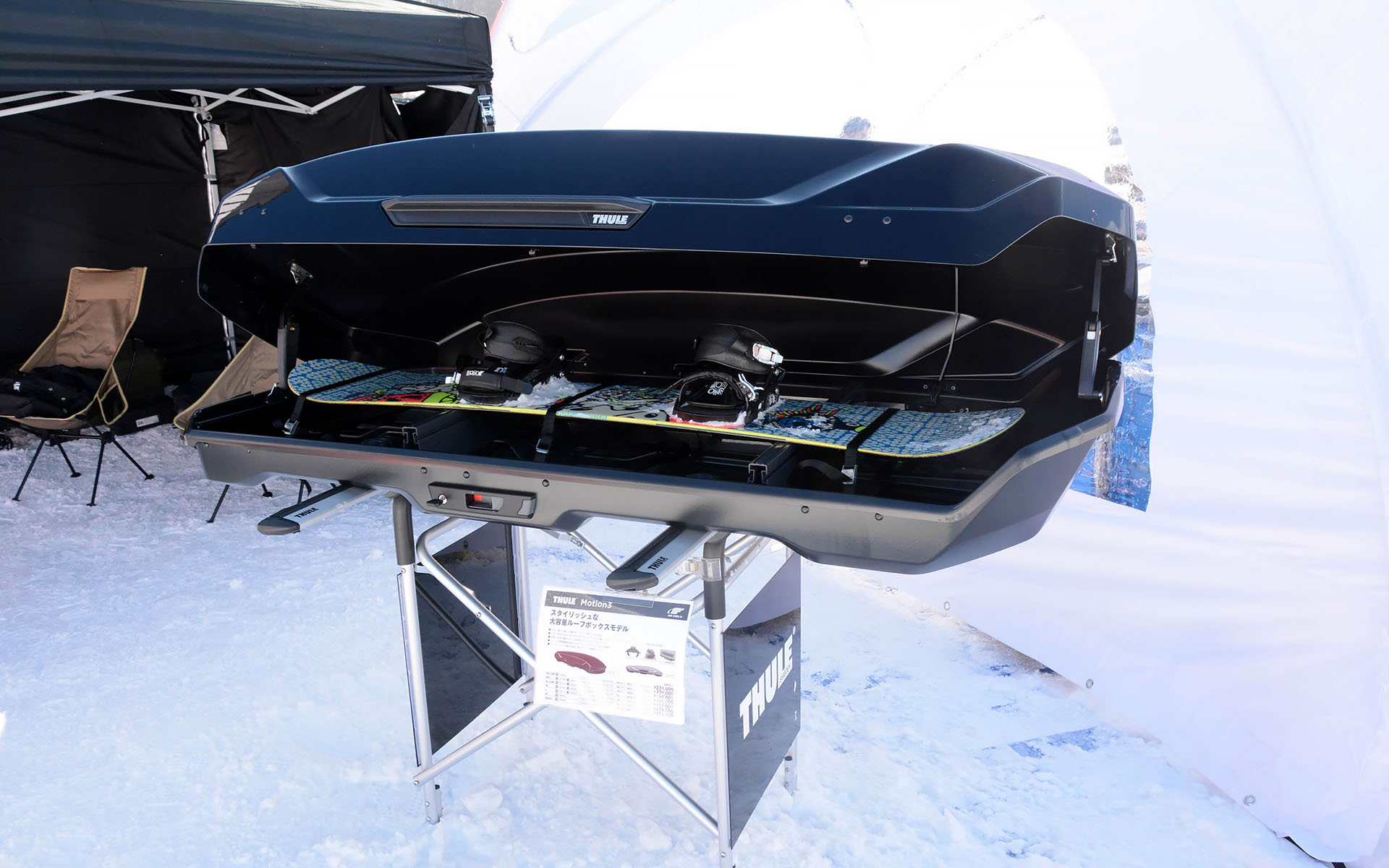 スーリーの特設ブース。ゲレンデタクシーに装着しているキャリアやルーフボックスを展示して紹介していた