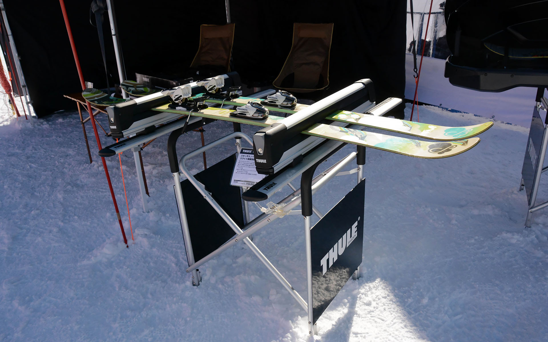 スーリーの特設ブース。ゲレンデタクシーに装着しているキャリアやルーフボックスを展示して紹介していた