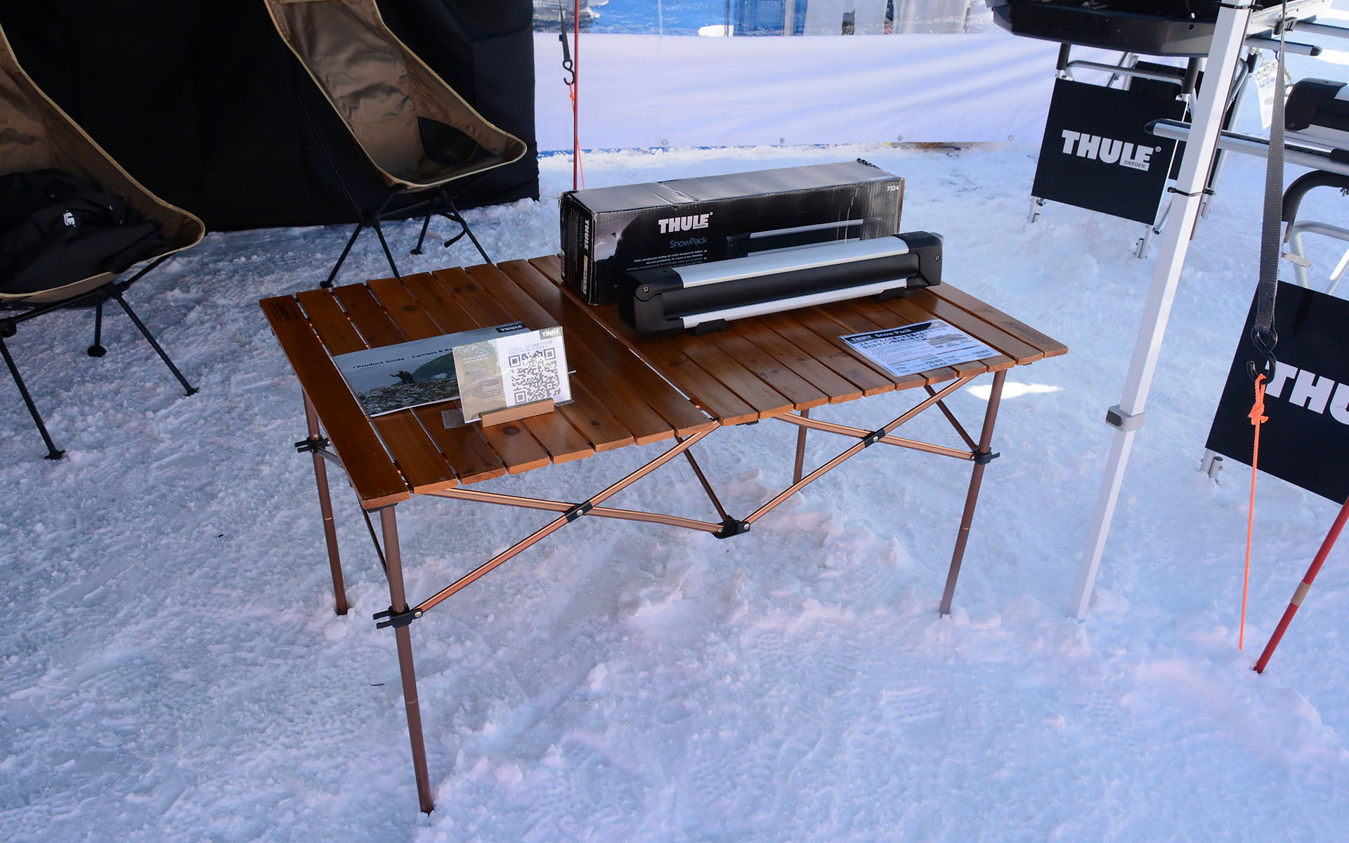 スーリーの特設ブース。ゲレンデタクシーに装着しているキャリアやルーフボックスを展示して紹介していた