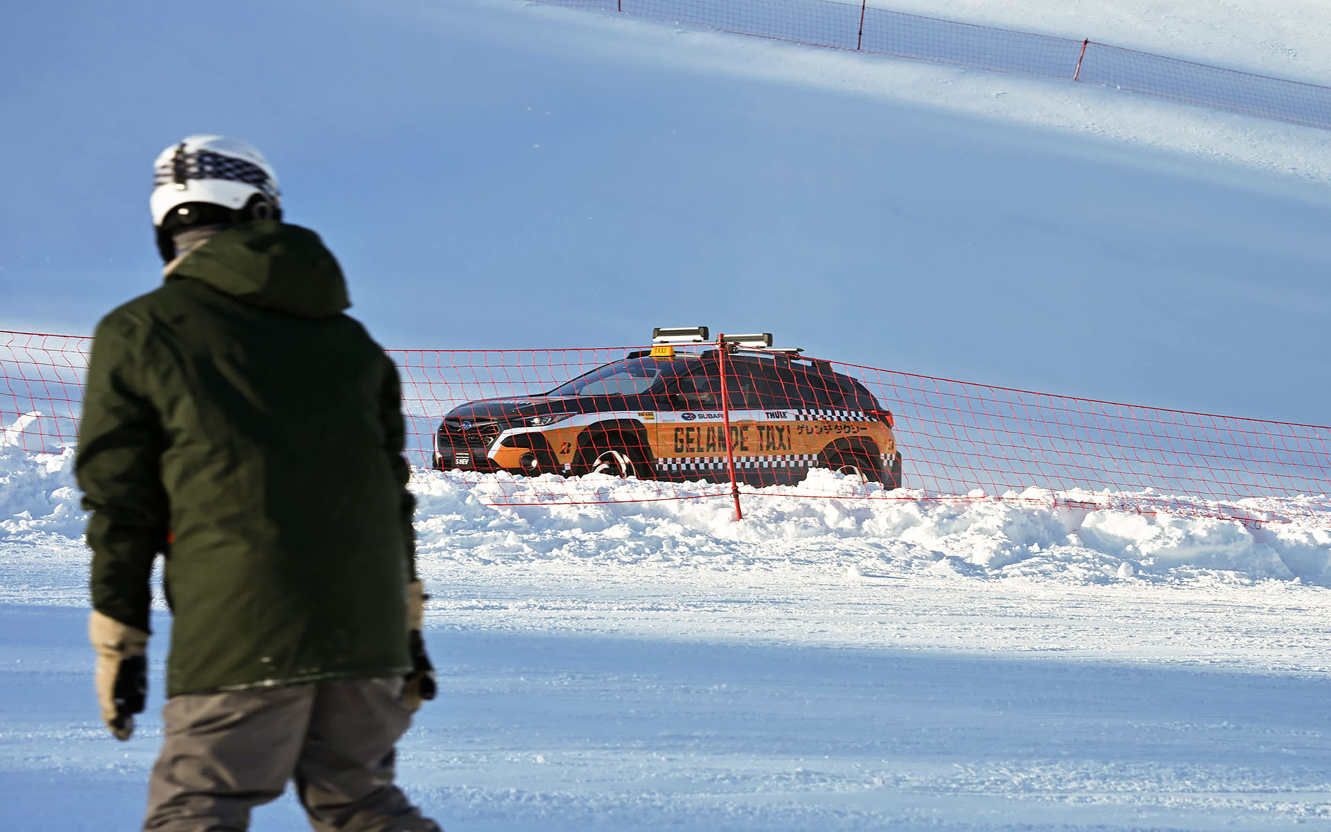 ゲレンデの特設コースを走るクロストレック S：HEV