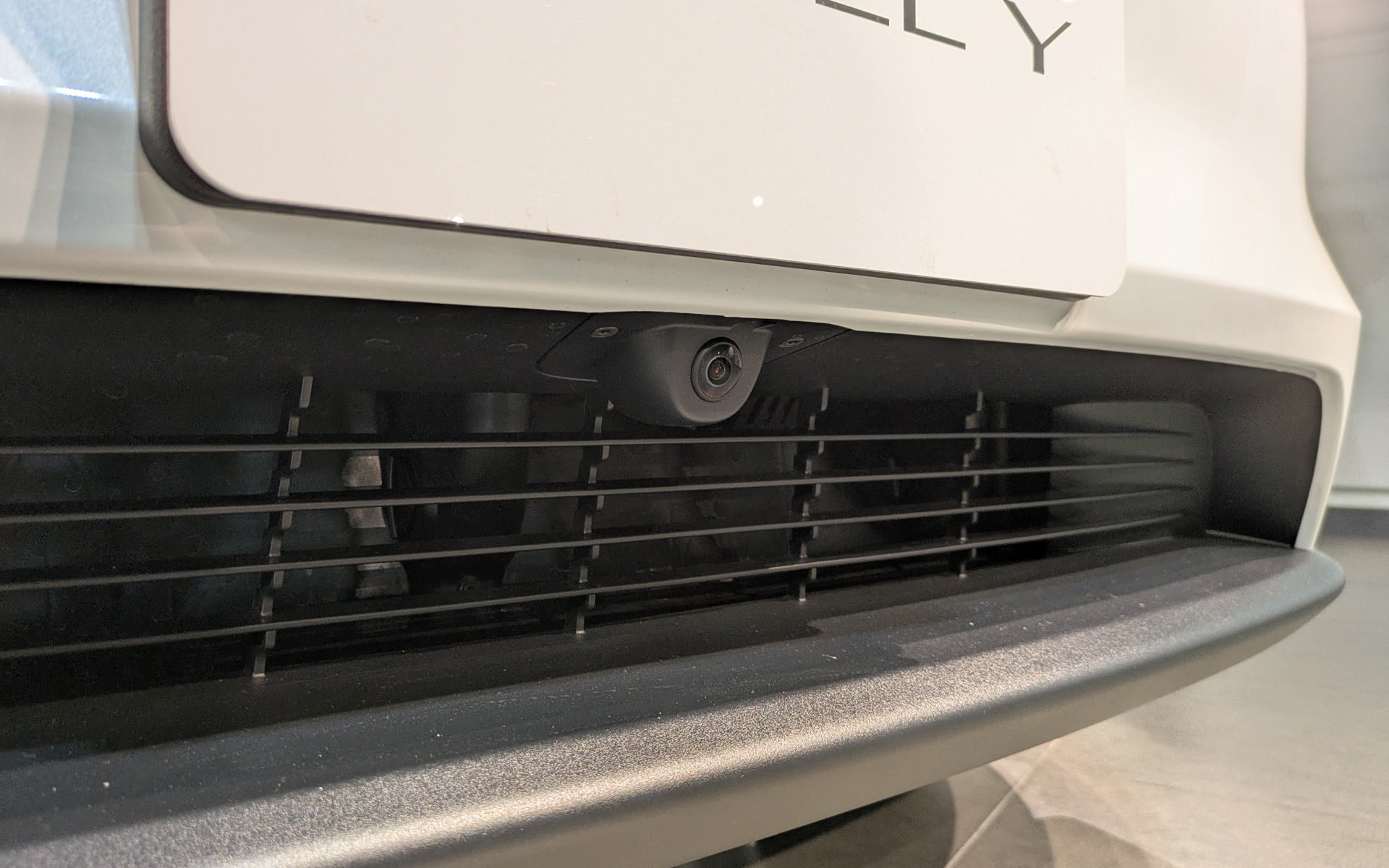 自動洗浄機能も搭載した新設定されたフロントカメラ