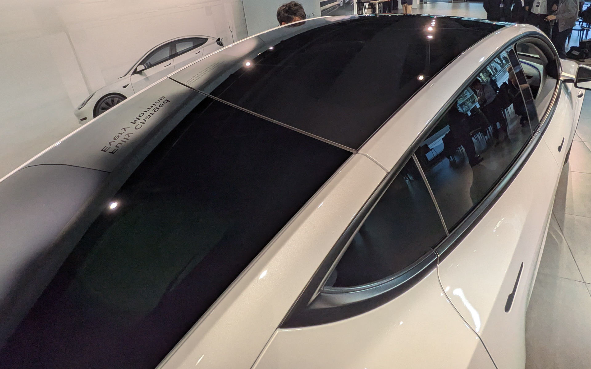 ルーフガラスにシルバーメッキコーティングを追加。遮熱効率を26％向上させた