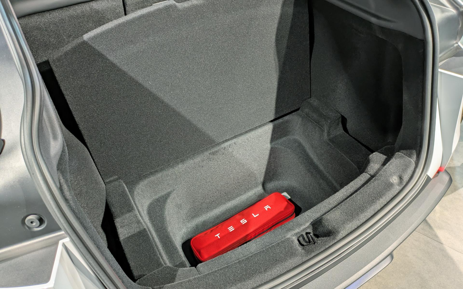 ラゲッジスペースは2段式で下にも収納スペースを設けている