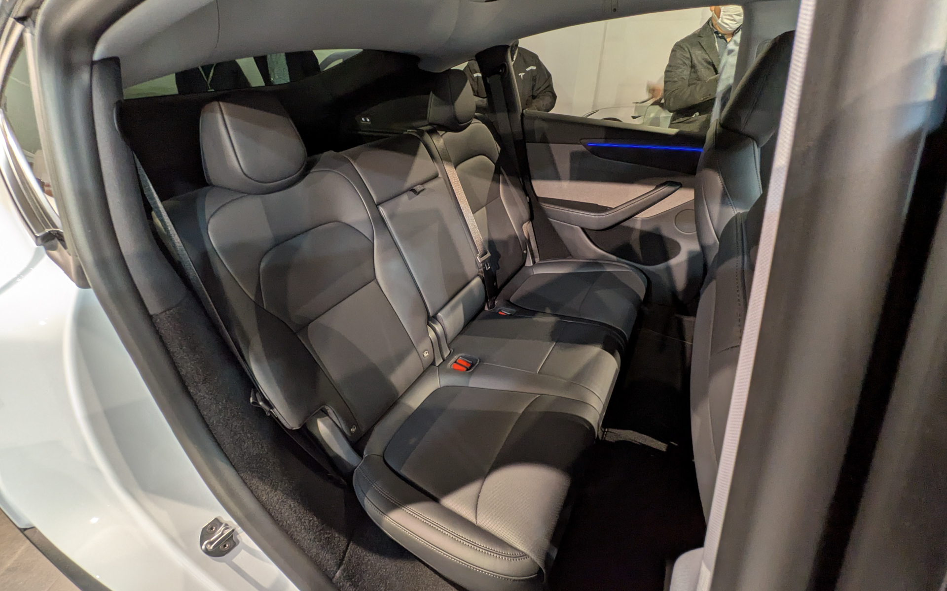 内装はブラックが標準、オプションでブラック/ホワイトにもできる