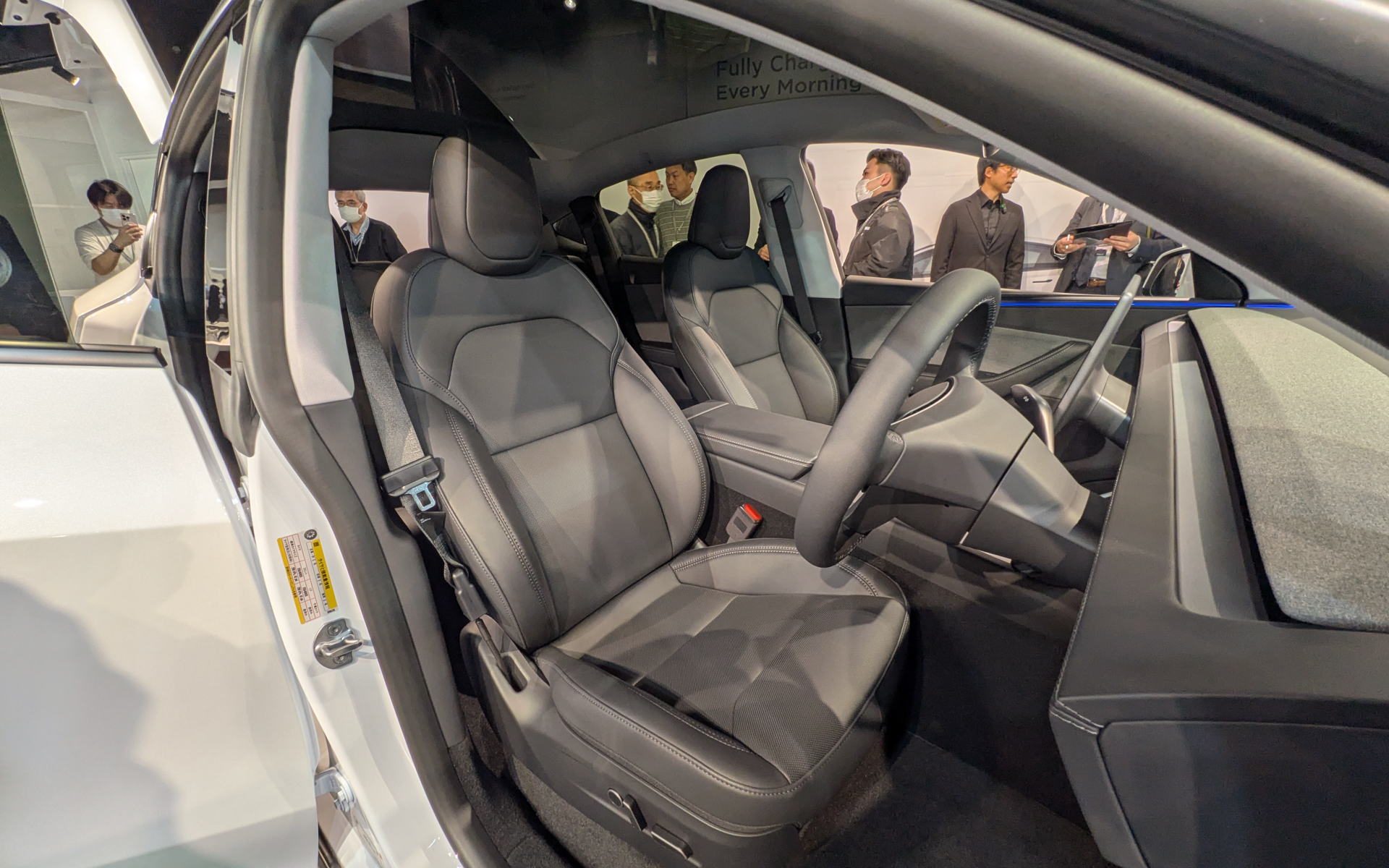 運転席と助手席にはシートベンチレーションを標準装備した。シートヒーターは前後席とも完備