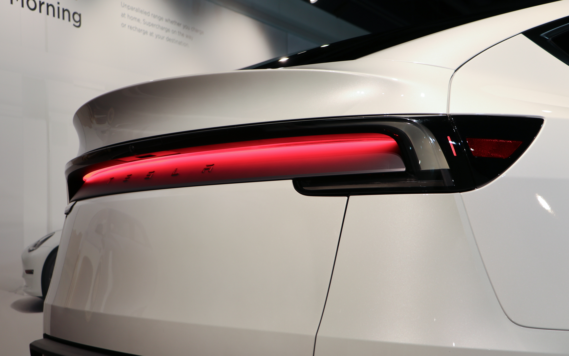 拡散反射技術”を初採用し、夜間は圧倒的な存在感を放つという「ボディパネルテールライト」を採用