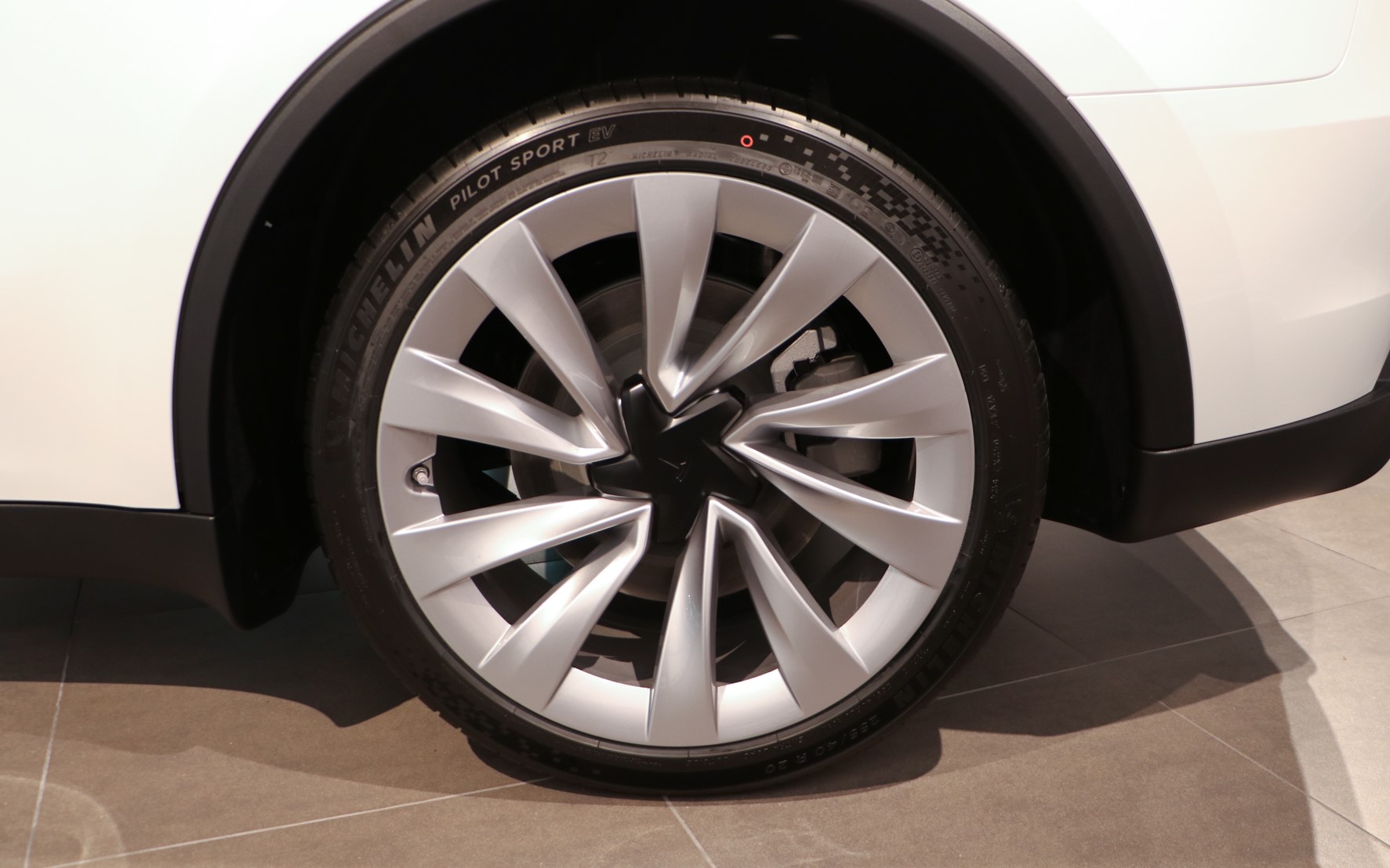 装着タイヤはミシュランの「パイロットスポーツEV」で、サイズは255/40R20