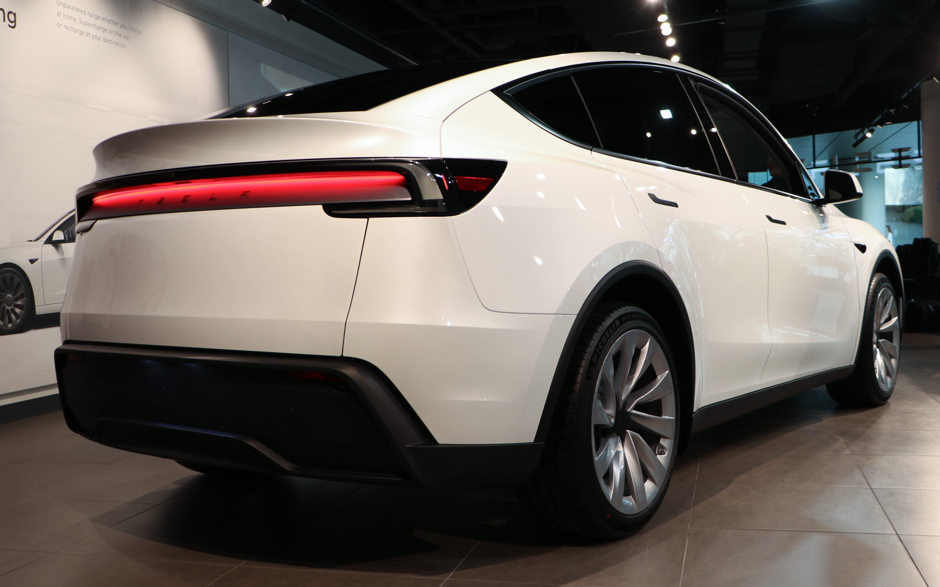 ボディカラーはステルスグレーが標準設定。オプションでグレイシャーブルー/パールホワイトマルチコートとクイックシルバー/ウルトラレッドの2トーンも設定している