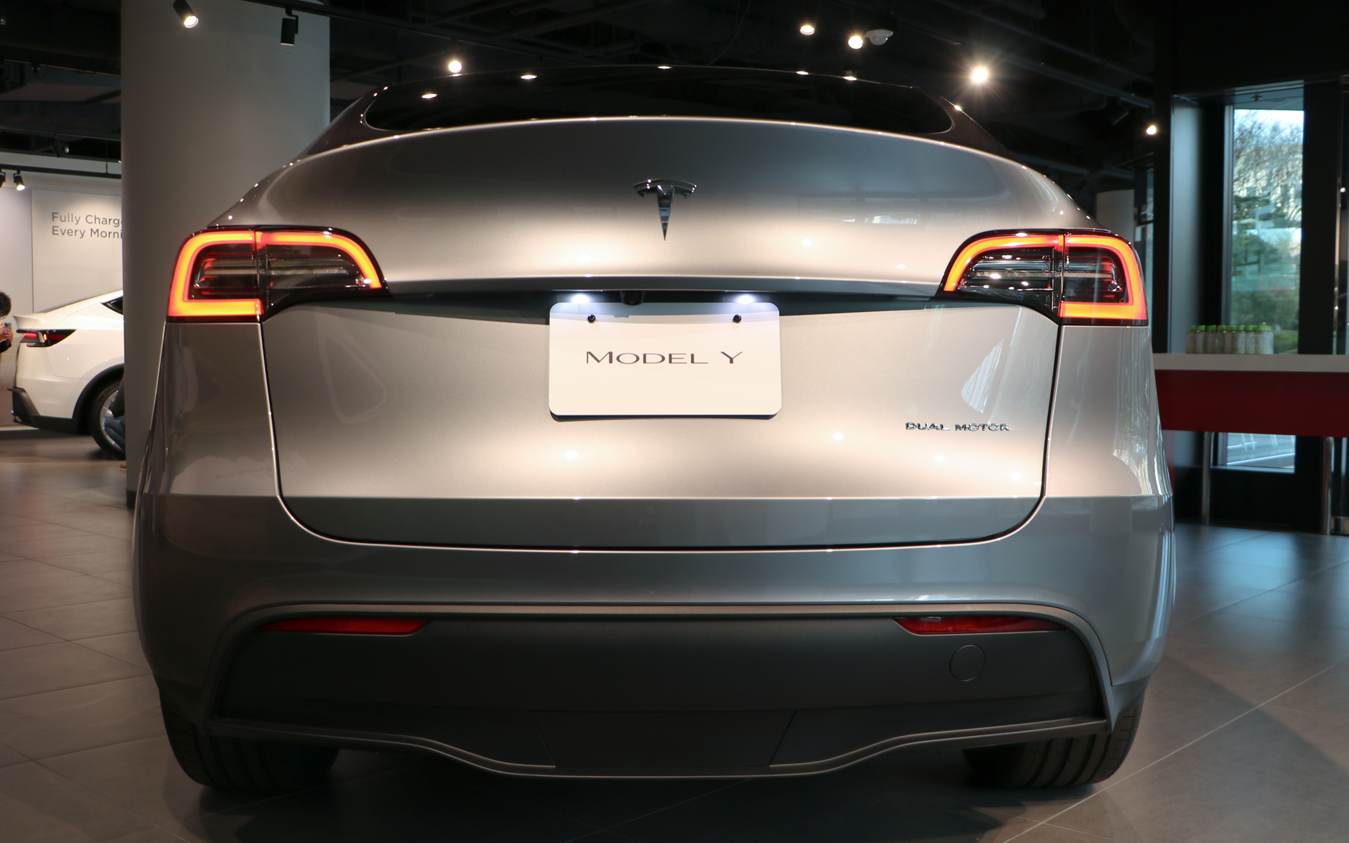 現行モデル Y。ボディサイズは4751×1921×1624mm（全長×全幅×全高）、ホイールベースは2890mm、車重はRWDが1930kg、パフォーマンスが2000kg