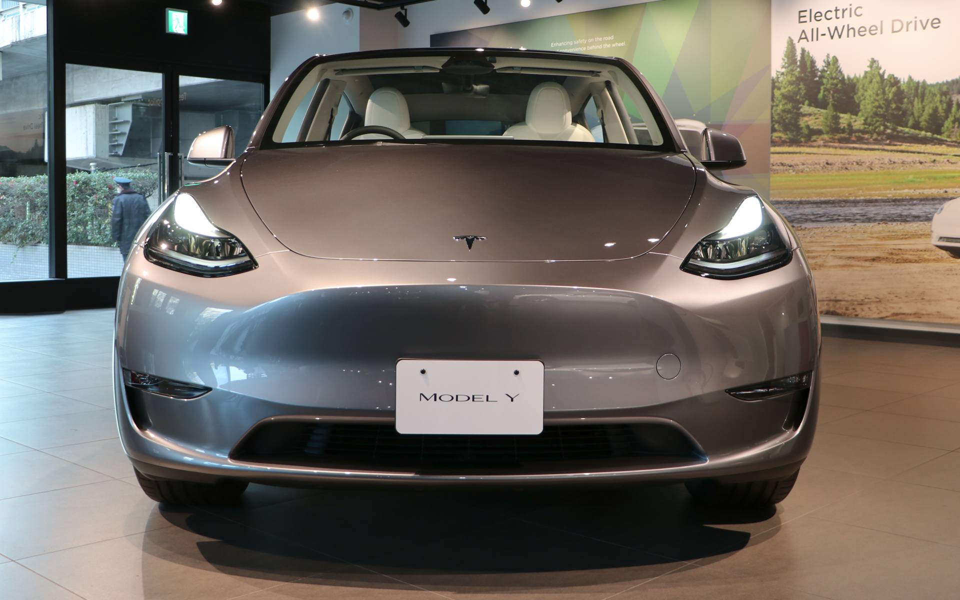 現行モデル Y。ボディサイズは4751×1921×1624mm（全長×全幅×全高）、ホイールベースは2890mm、車重はRWDが1930kg、パフォーマンスが2000kg