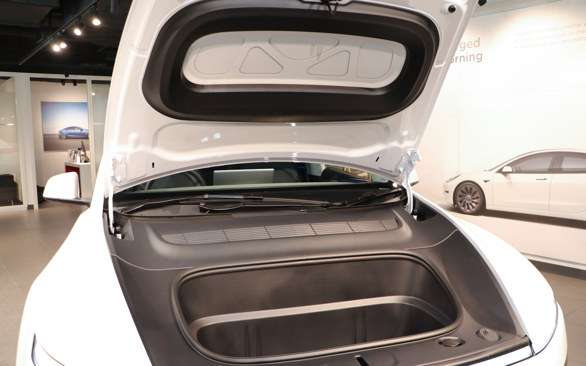 フロントに備えるトランク（通称フランク）