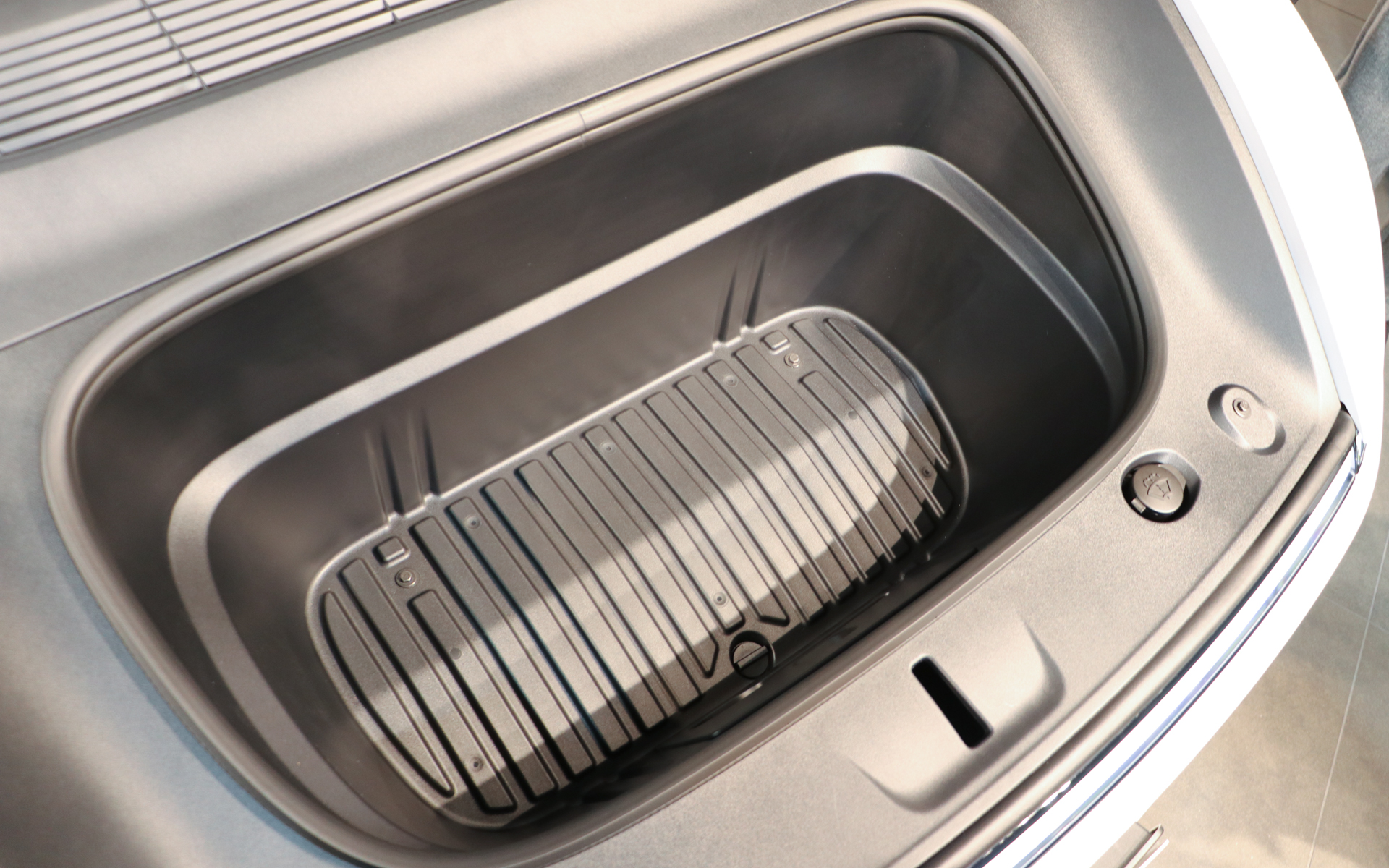 前方に独立した排水口を新たに設けた