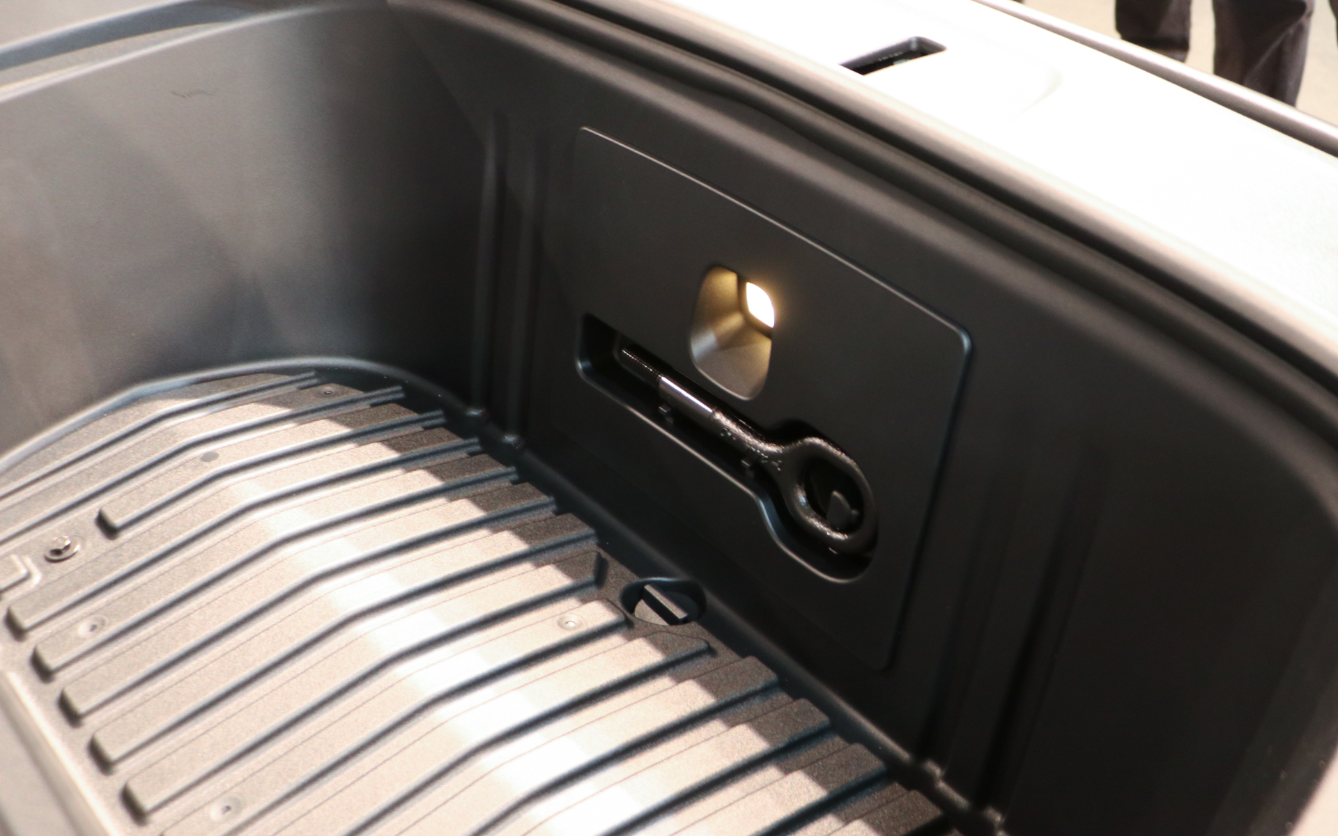 暗い場所でも便利なライトも完備するほか、牽引用フックも内蔵している