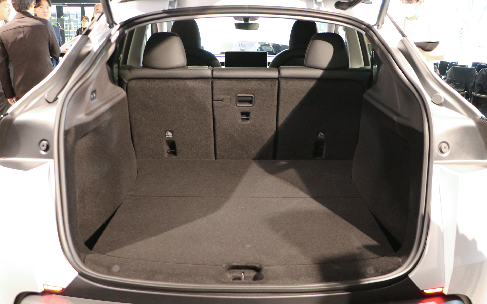 リアシートは4：6の可倒式。パワーリクライニング式の2列目シートをフラットに折りたためば2021Lのトランクスペース容量を誇る