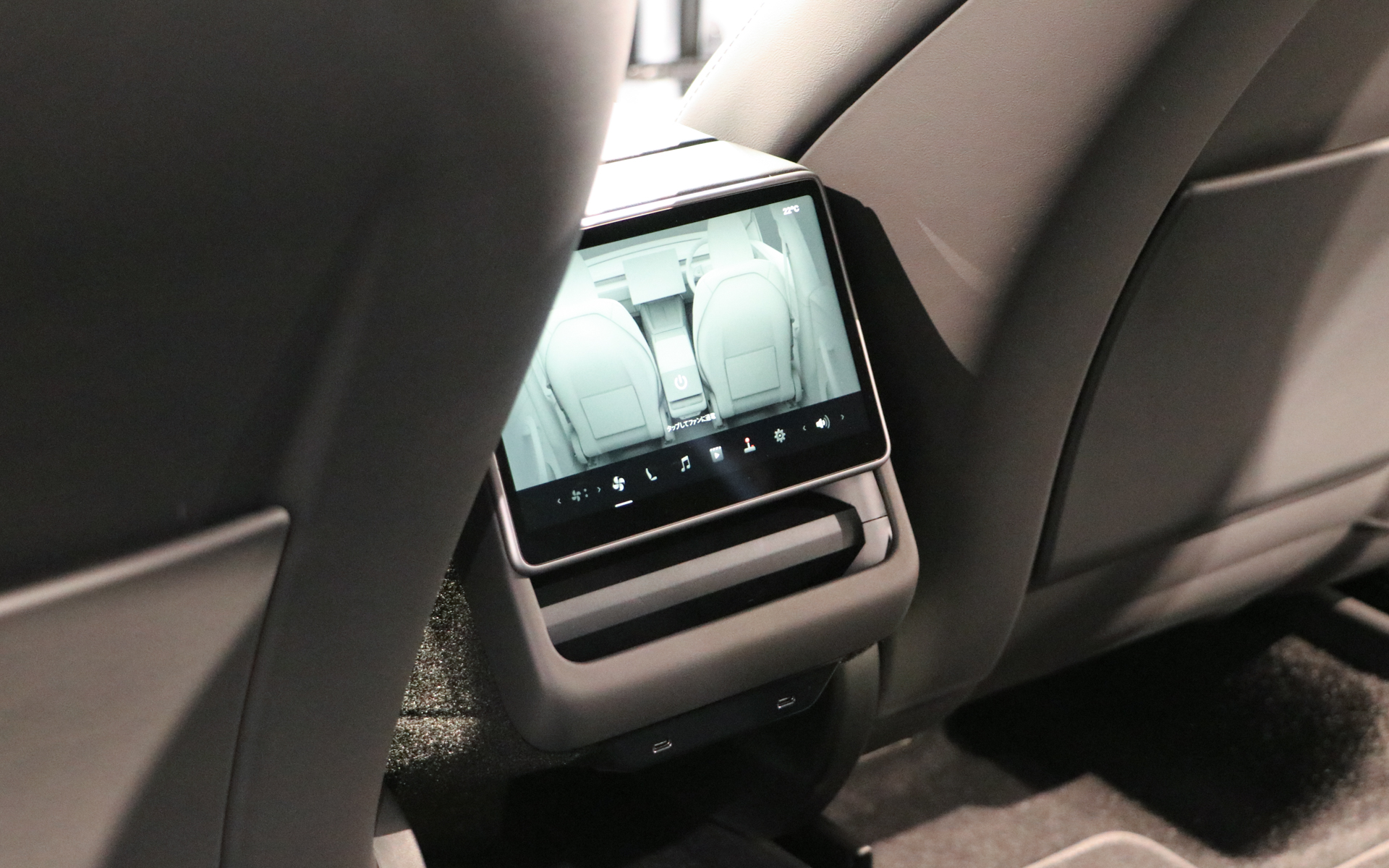 後席用に中央に8インチのタッチスクリーンを装備した