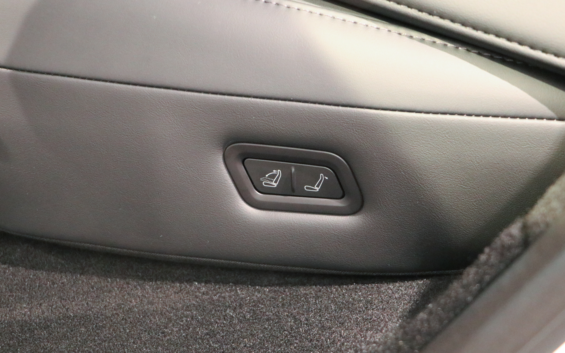 後席のサイドに電動リクライニングのスイッチを備える