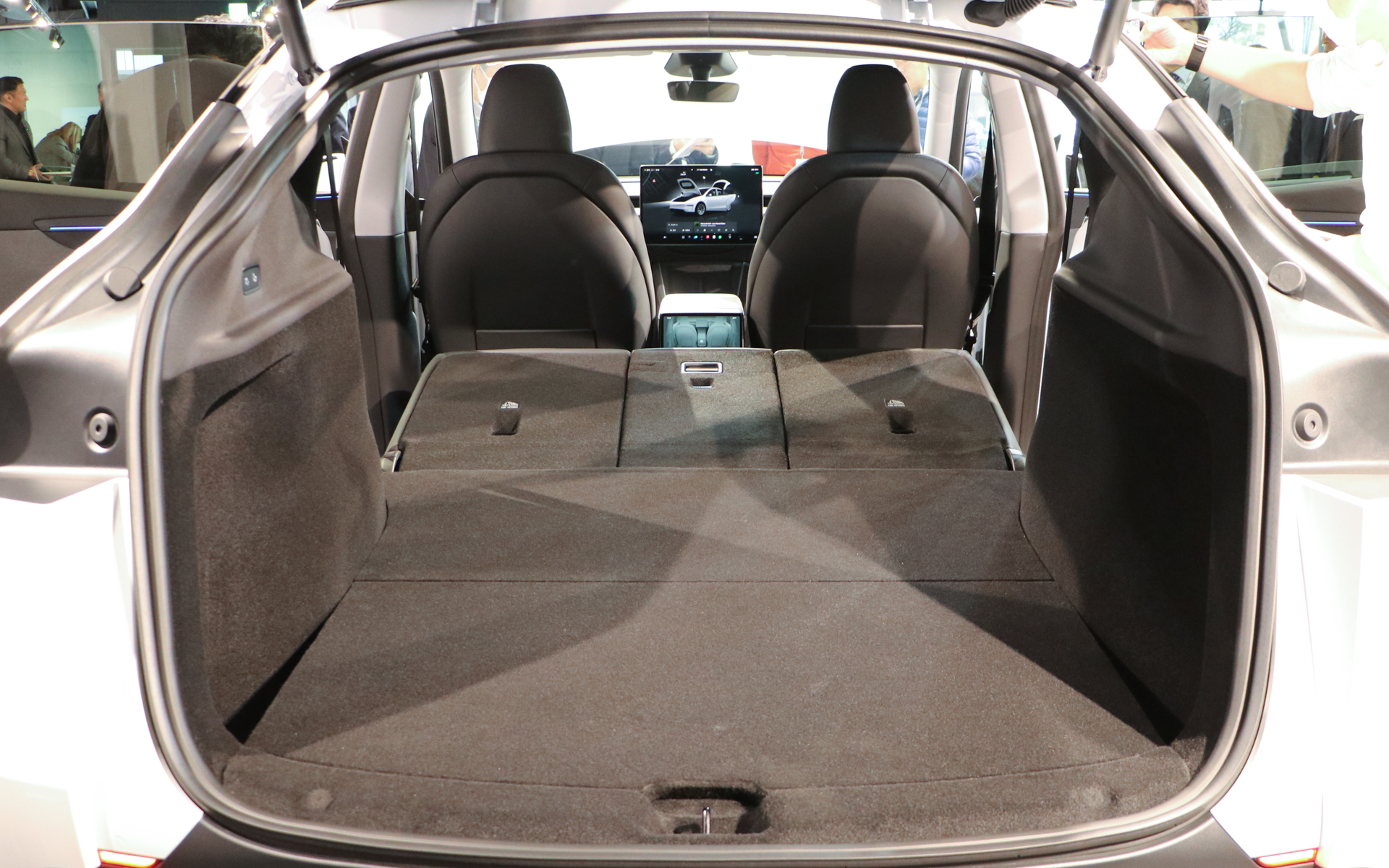 リアゲートは近づくだけで開く、ハンズフリートランク機能も完備