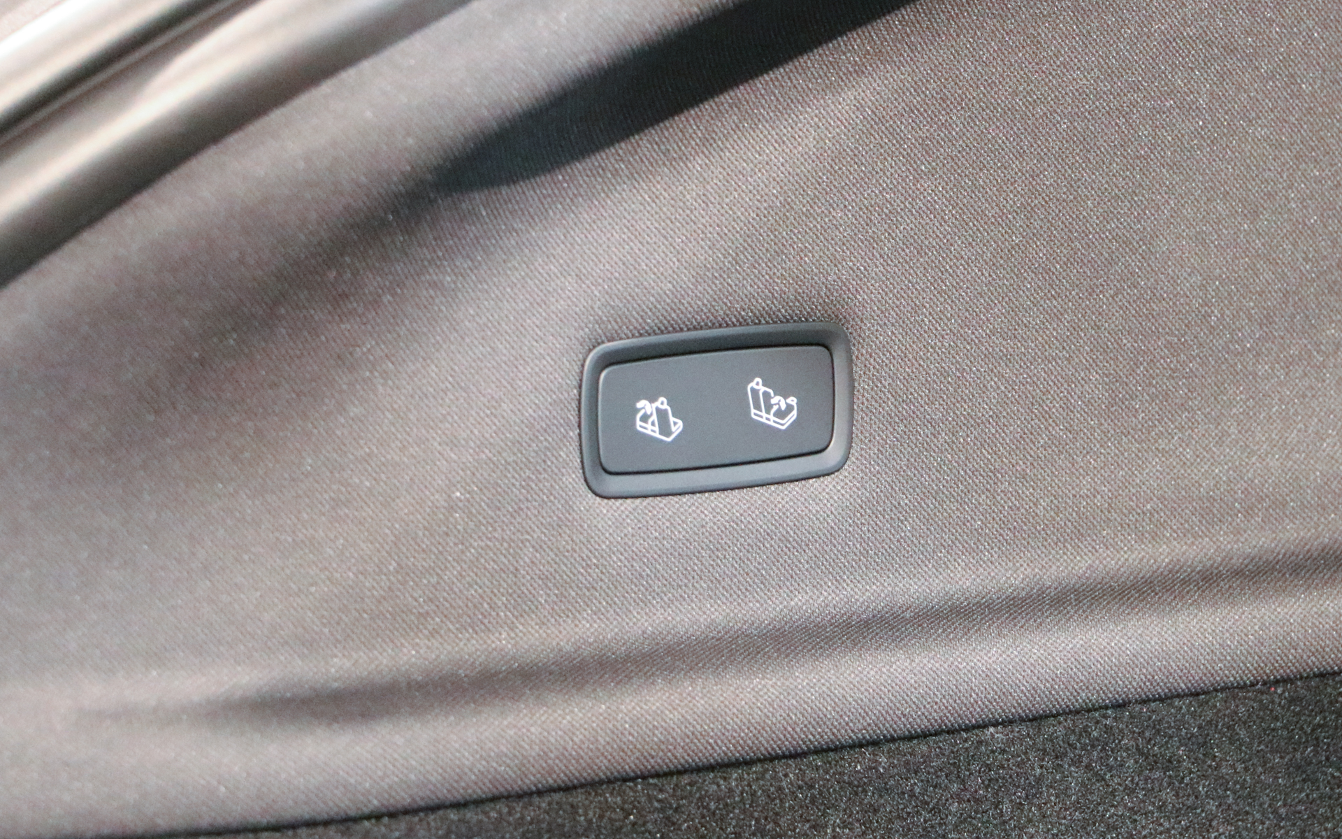 後席はラゲッジスペースからでも電動で倒せるようになっている