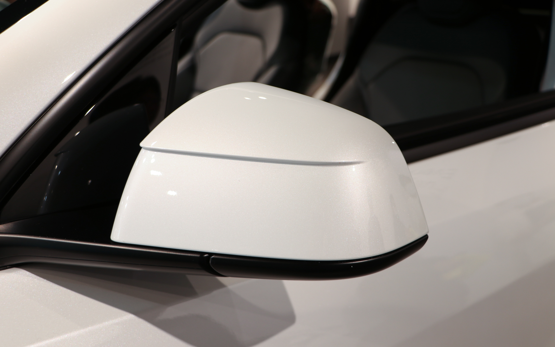 サイドミラーはエアロダイナミクスを向上させる形状が新たに採用された