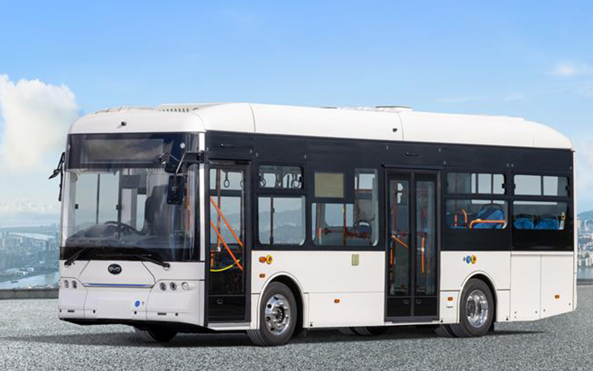 日本専用設計の中型EVバス「J7」