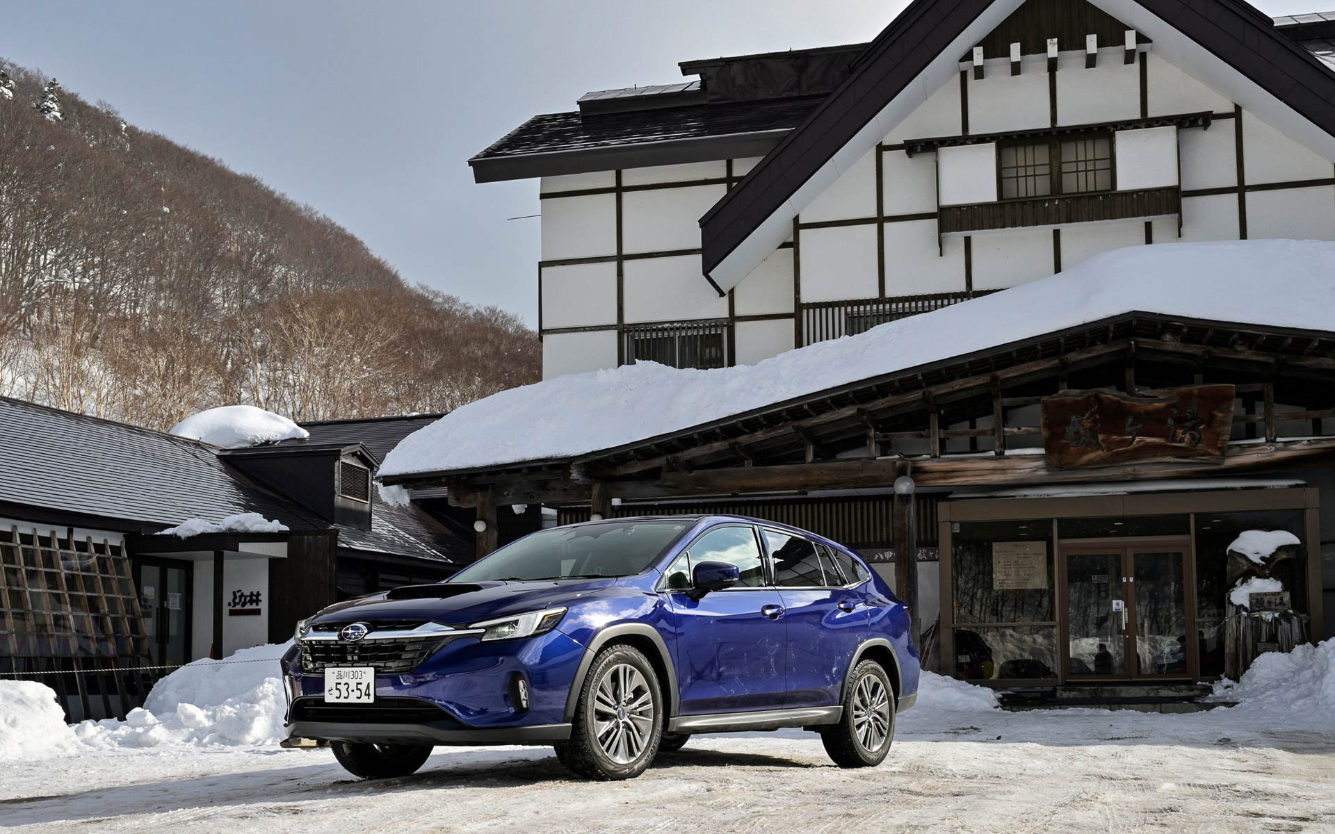 レヴォーグ レイバック。千人風呂で有名な酸ヶ湯の宿をバックにして。硫黄泉の熱い風呂が気持ちよかったです。クルマは味がある仕上げ