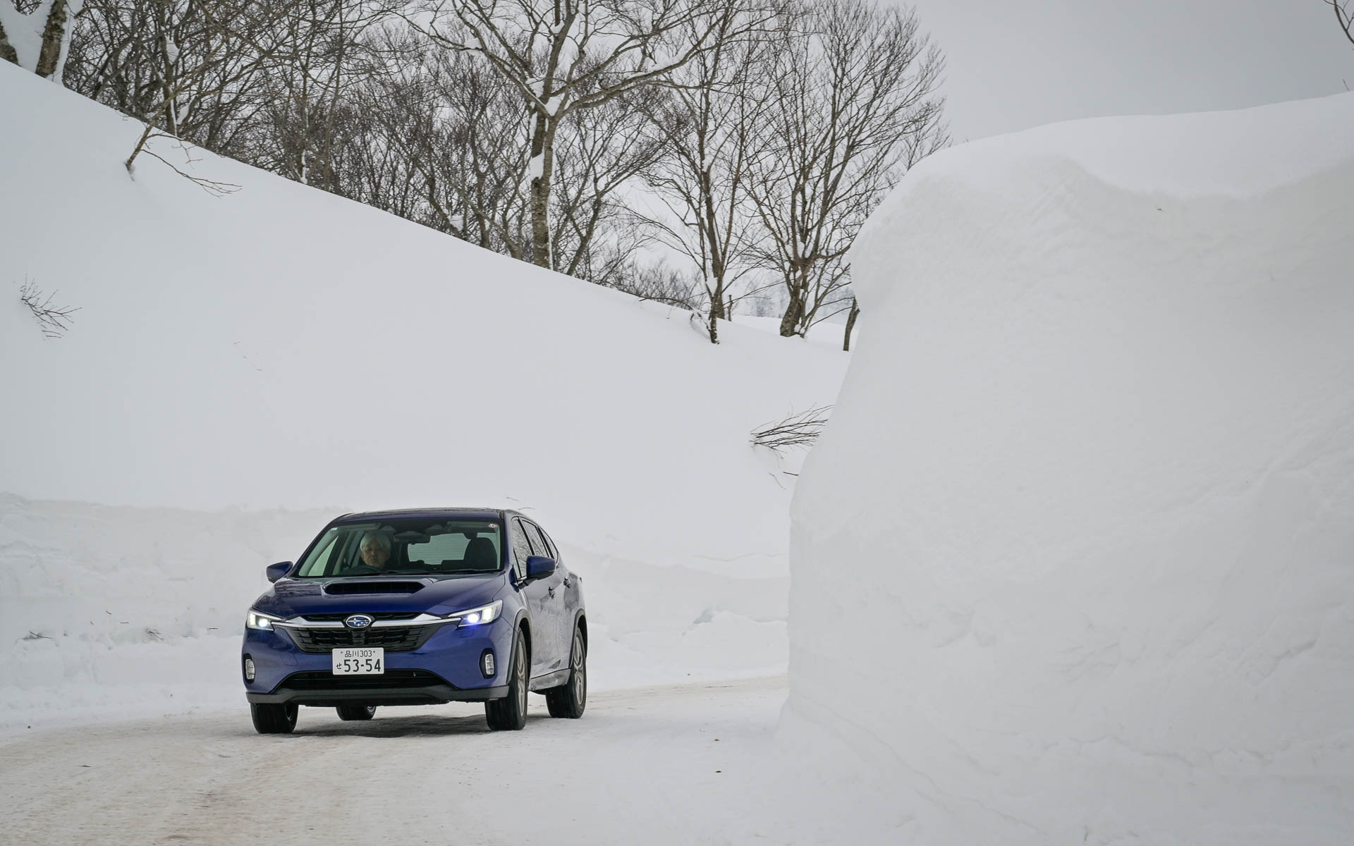雪中のレイバックはオフィシャル写真から。こんな雪の中を走りたかったなぁ。ドライではライントレース性も乗り心地もGood