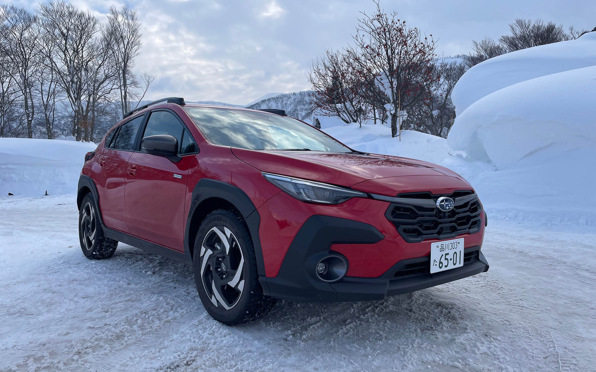 クロストレック S：HEV。酸ヶ湯のさらに上ったところにわずかに雪が残っていた。静かで力強い発進