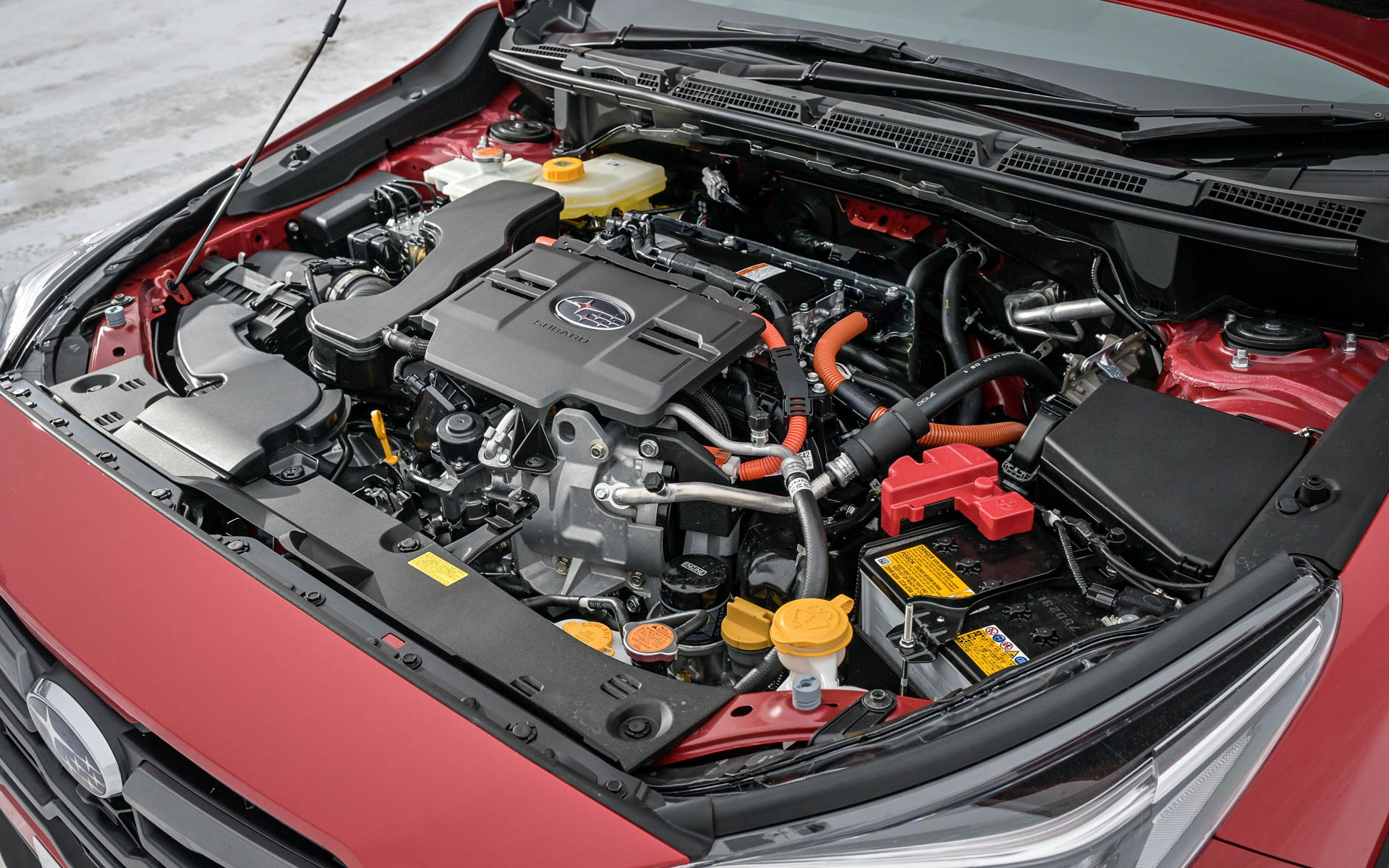 クロストレック S：HEVのエンジンルームはさすがにぎっしりと、窮屈そうにユニットが収まっている