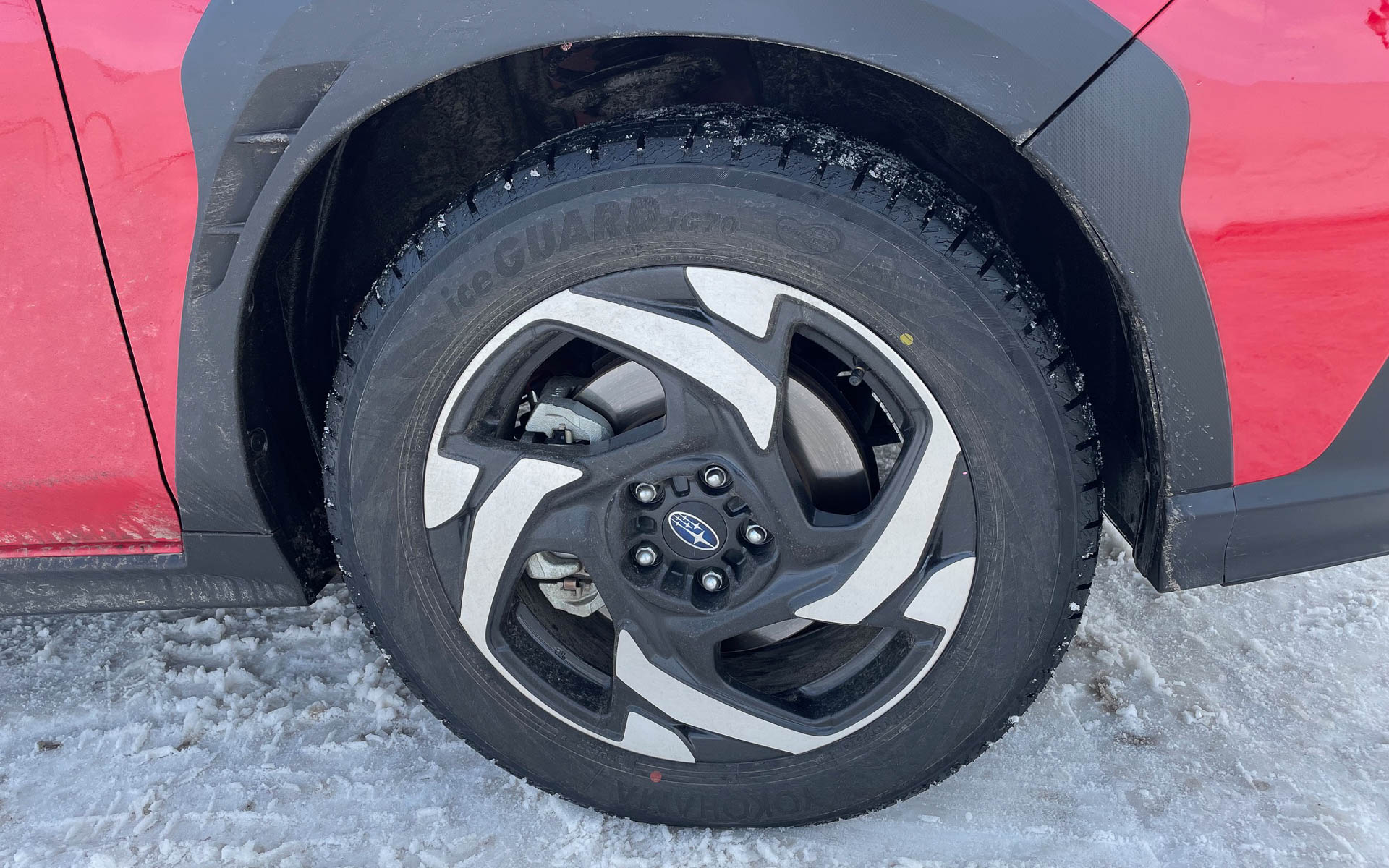 スタッドレスタイヤは横浜ゴムのiceGUARD 7を履く。雪がなく実力を発揮できなかったが、あいかわらずオンロードでの安定感は高い。夏タイヤと間違えるほど