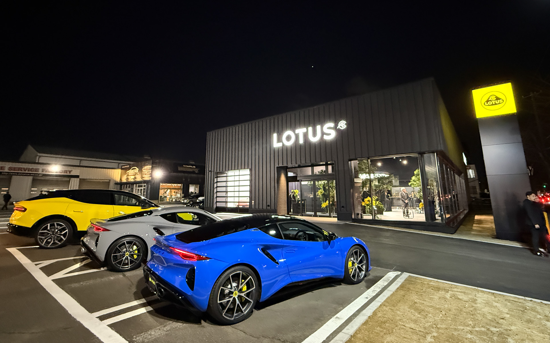 ロータスの新しいCI（コーポレート・アイデンティティ）に基づいて設計されたディーラーショールームを構えるロータス仙台