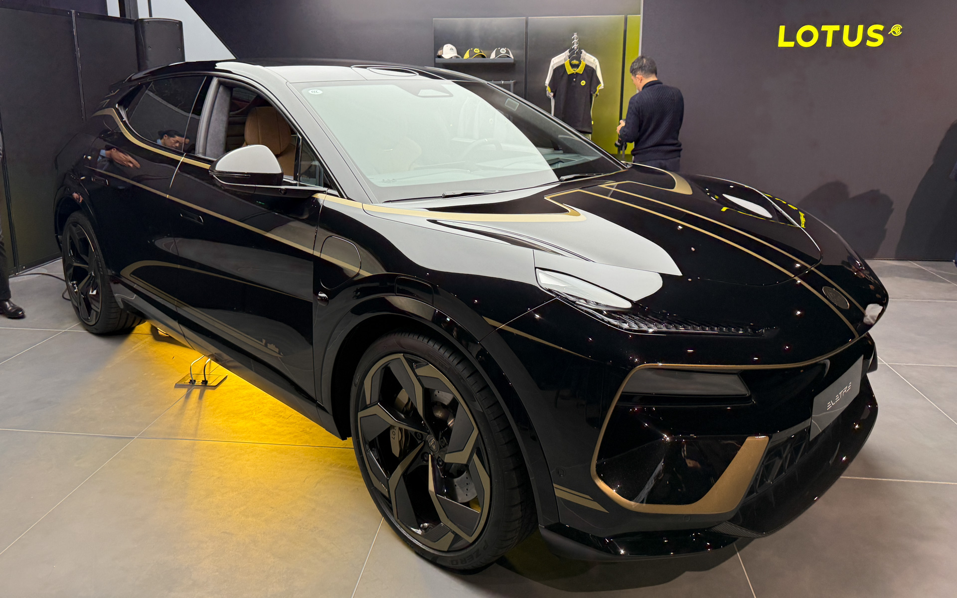 特別仕様車「エレトレ Type 79」は、12回のポールポジションと8回の優勝を果たし、ドライバーズやコンストラクターズの両世界チャンピオンシップを獲得した伝説の「TYPE 79」の栄光を再現。エレトレ Type 79にはオリジナルのTYPE 79のロゴをデザインしたロータスのマスターペインターによる手描きのロゴが施された