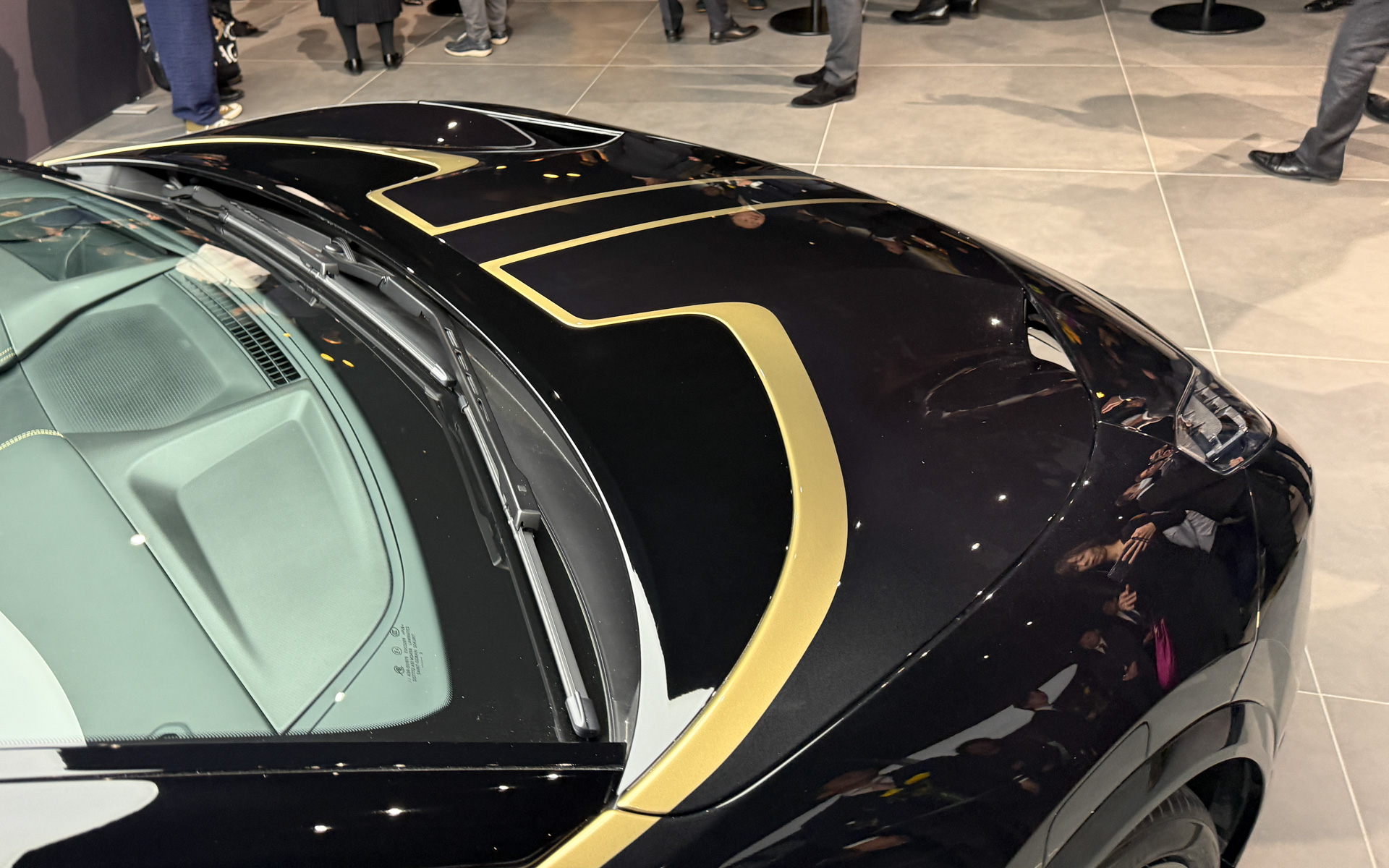 特別仕様車「エレトレ Type 79」は、12回のポールポジションと8回の優勝を果たし、ドライバーズやコンストラクターズの両世界チャンピオンシップを獲得した伝説の「TYPE 79」の栄光を再現。エレトレ Type 79にはオリジナルのTYPE 79のロゴをデザインしたロータスのマスターペインターによる手描きのロゴが施された